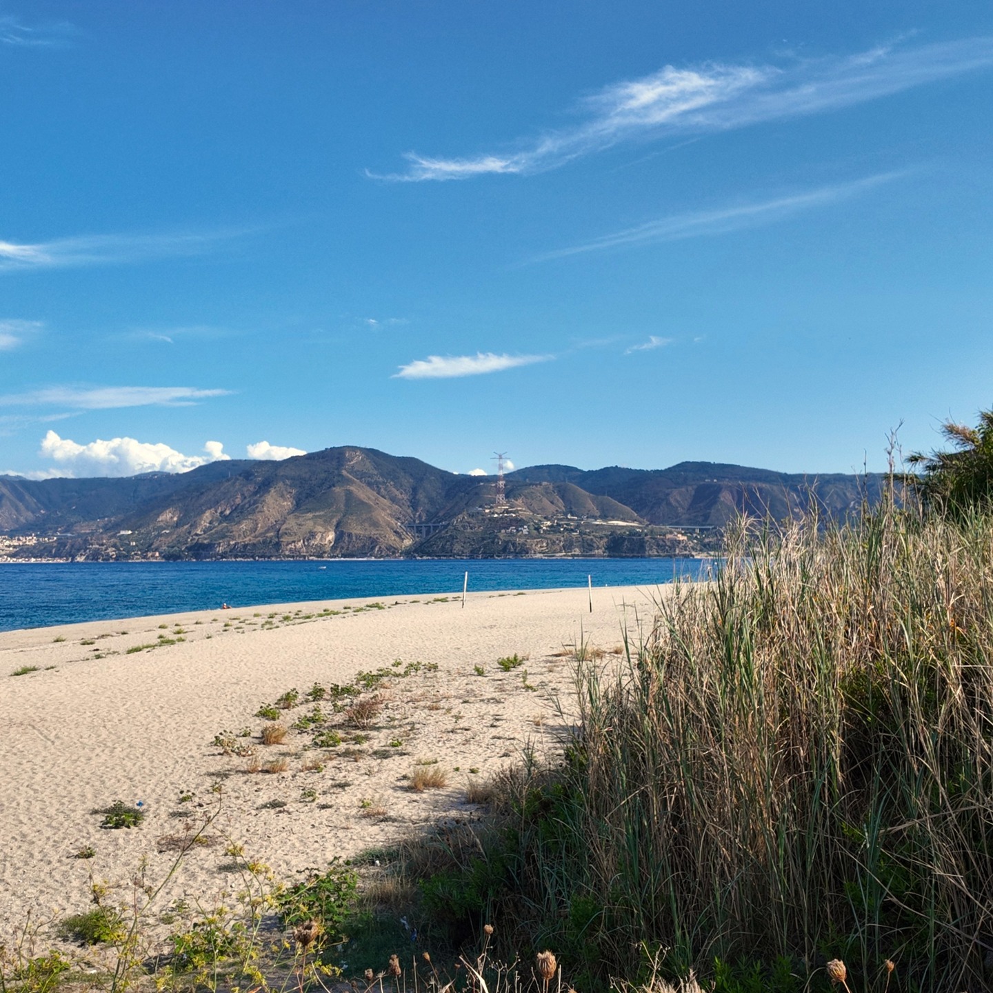 Torre Faro, Capo Peloro northern tip.
Clear sand. Still sea. Open horizon.
Here, beauty has space to breathe.
.
📍 Save it for when you need somewhere quiet to feel the world again.
.
📸 @VisitCapoPeloro | Exclusive use – ask before sharing
.
#CapoPeloro #VisitCapoPeloro #PuntaDelFaro #TorreFaro #LatoRisacca #Messina #VisitMessina #DiscoverMessina #Sicily #VisitSicily #MediterraneanLife