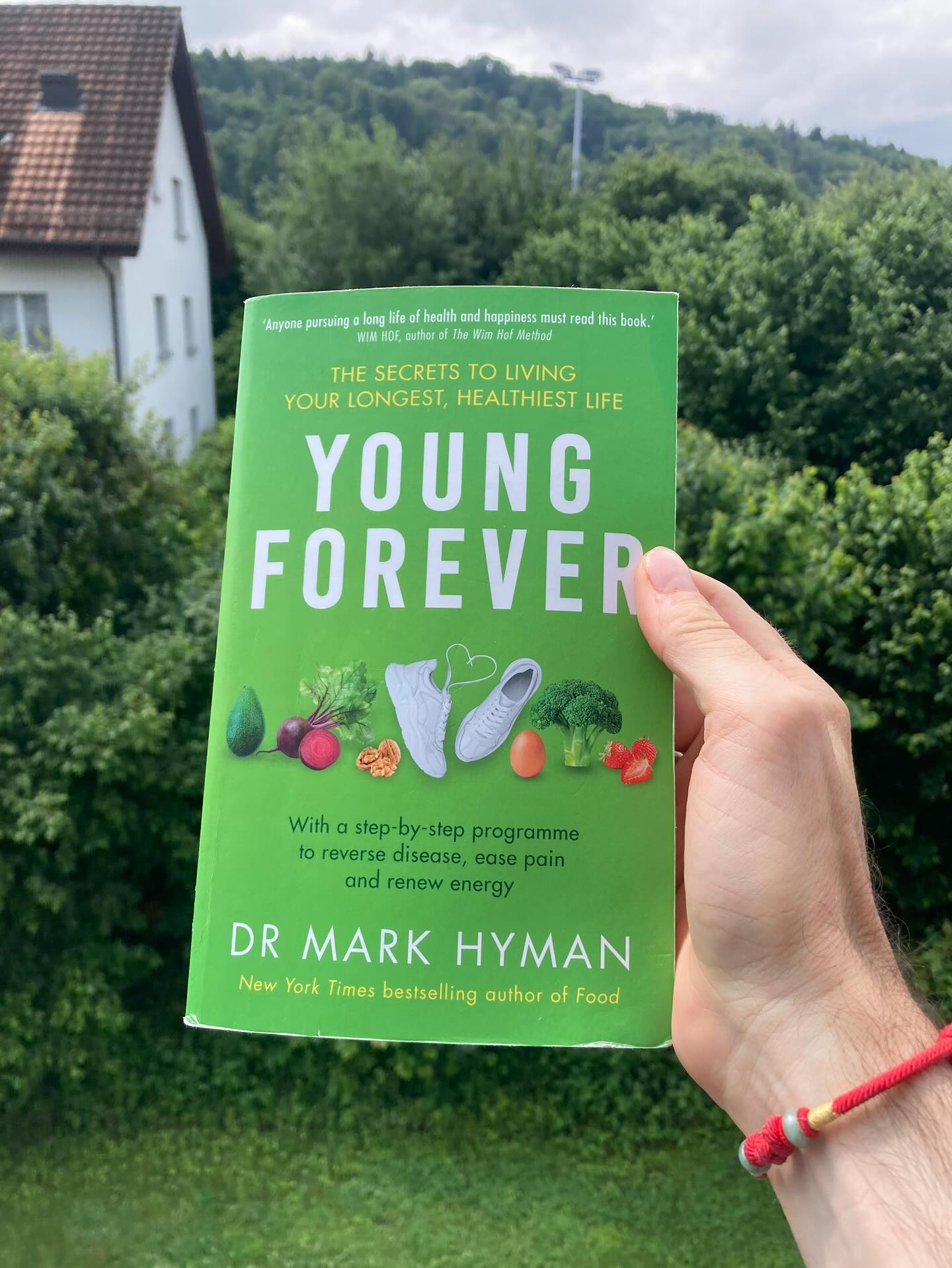 Altern ist eine Entscheidung – zumindest teilweise 💥
Früher dachte ich: Altern = Pech.
Heute weiß ich: Altern ist ein Prozess – und ich kann ihn beeinflussen.
Dr. Mark Hyman zeigt in Young Forever, wie Ernährung, Bewegung, Fasten & Schlaf das Altern verlangsamen – und sogar umkehren können.
Für mich war dieses Buch ein echter Augenöffner.
🔥 Ich will gesund alt werden. Nicht irgendwann, sondern jetzt.
👉 Warum warten, bis man krank wird, wenn man vorher schon so viel tun kann?
📚 Mehr dazu im neuen Blogartikel auf meiner Website.