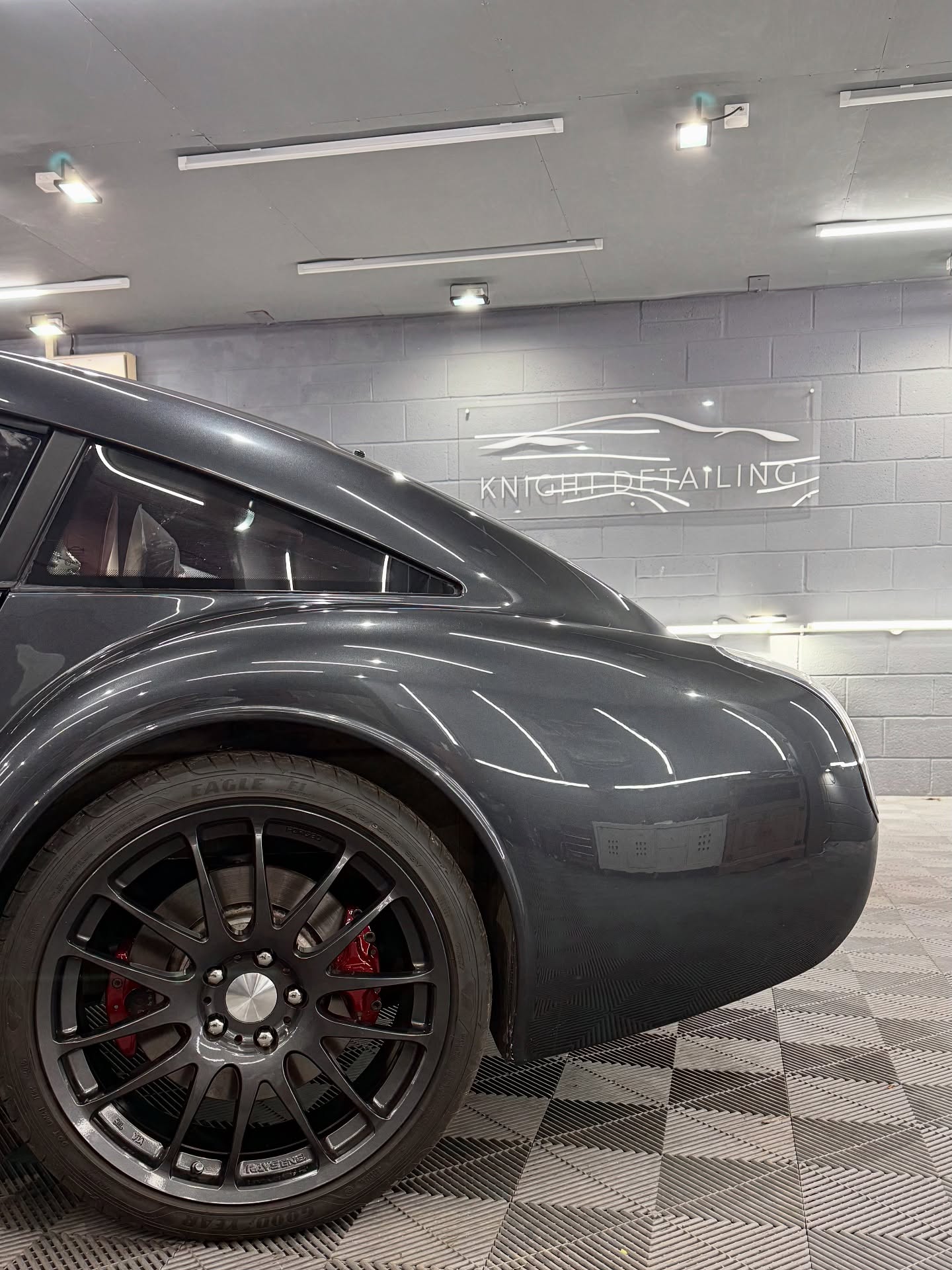 I repainted all 6 brake calipers on this beautiful Morgan Aeromax back in January for @berrybrookmorgan. We colour matched the calipers with the interior leather.