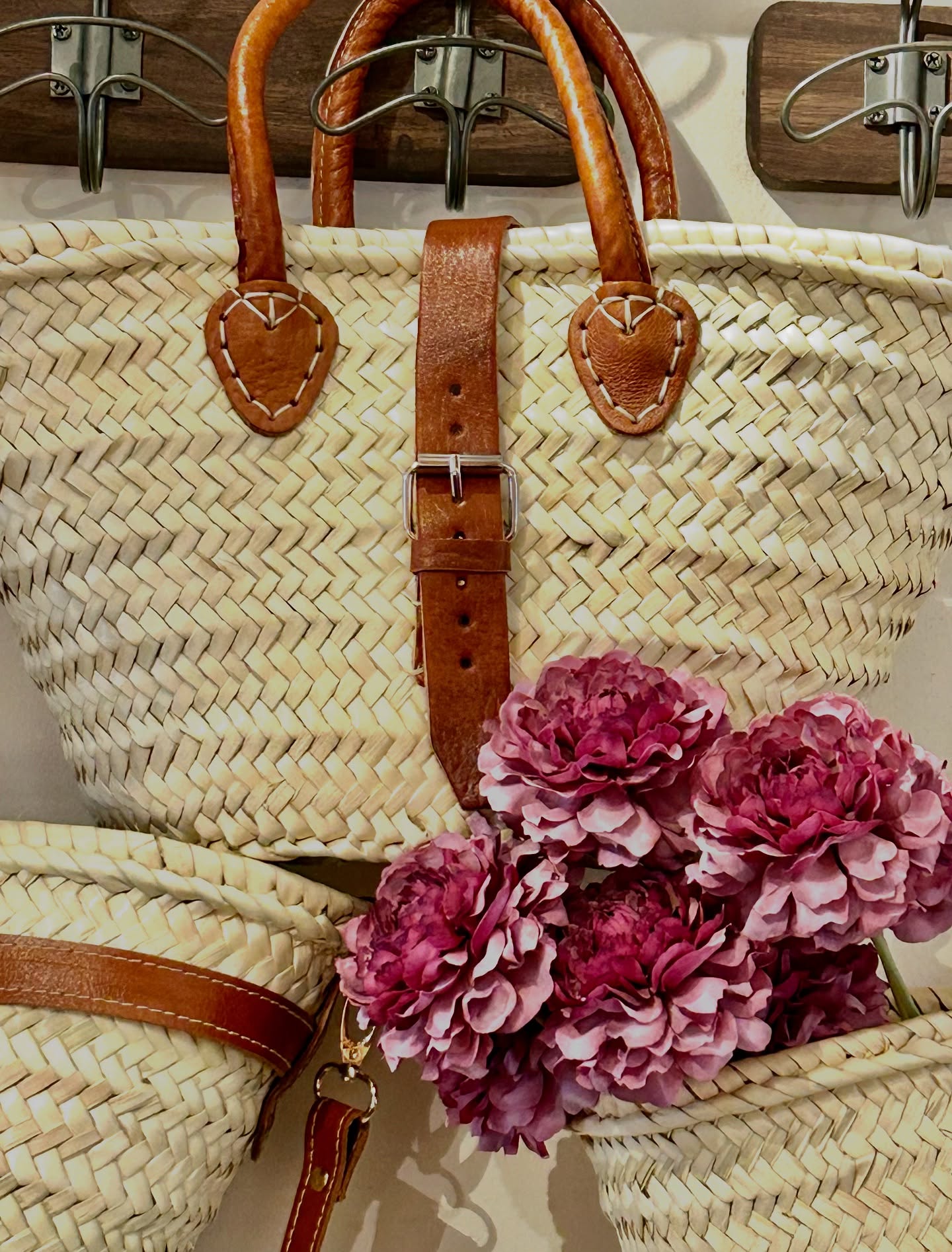 So Chic! The iconic French market basket! Not just for shopping: keep it at home too to store things, tidy up toys, move the laundry up and down the stairs, eco friendly, strong, indispensable! Beautifully handmade in Maroc. We have the super Chic version with a clasp and a removable zip insert, short leather handles or long straps, various sizes. Our latest and popular Indian printed tablecloths and napkins are back in stock too! Summer has arrived at Chic et tralala! Just pop in to remind yourself what it looks like!😀
#summervibes☀️ #frenchbasket #madeinmorocco #handmadebaskets #tablecloths #indianpattern #blockprintedfabric #summertable #alfrescoliving #homeliving #frenchstyle #frenchtouch