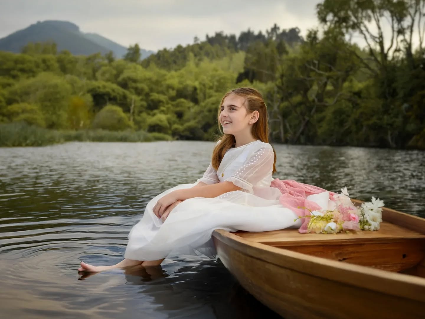 Mi querida Alba✨
Hay niños con los que tienes más o menos conexión, ella fue uno de esos casos en los que la sonrisa la delató al entrar en el estudio.
Sin necesidad de convencerla, de indicarle, hizo que todo fuese fácil, casi tanto que me hizo volver a tener su edad y olvidarme de que estaba trabajando.
Creerme qué la volveréis a ver por este perfil⚡
Gracias pequeña🖤
.
.
.
.
.
.#comunion #comuniones #comuniones2026 #comunionesbonitas #fotografiainfantil #fotografoasturias #photokids #photooftheday #photographers #kidsmodel #kidsfashionphotographer