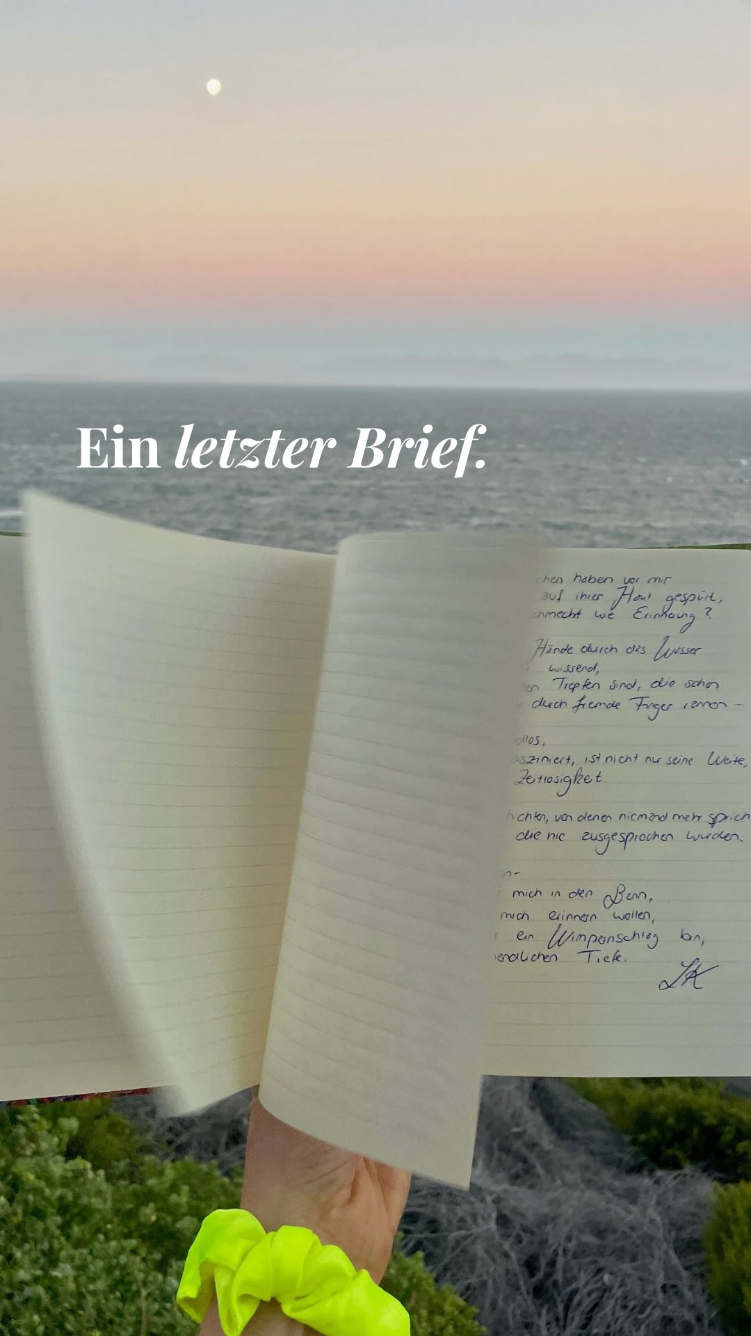 Parkinson. Eine Krankheit, die nicht nur den Körper angreift, sondern auch die Erinnerungen.
In diesem Reel teile ich Gedanken, die ich lange mit mir herumgetragen habe. Über meinen Opa, über eine Krankheit, die sich in seinen Kopf gefressen hat und über all das, was trotz allem geblieben ist.
Er konnte vieles vergessen, aber mich, mich hat er immer erkannt. “Laura, Kind bist du wieder.”
Manchmal frage ich mich: Hat er in diesen Momenten vielleicht etwas gesehen, das wir nicht sehen konnten? Hat er vielleicht einen Ort gefunden, an dem Erinnerungen lebendig bleiben – und vielleicht sogar Oma?
Dieses Reel ist ein Stück von mir, ein Stück von ihm. Es ist für alle, die ähnliche Geschichten tragen.