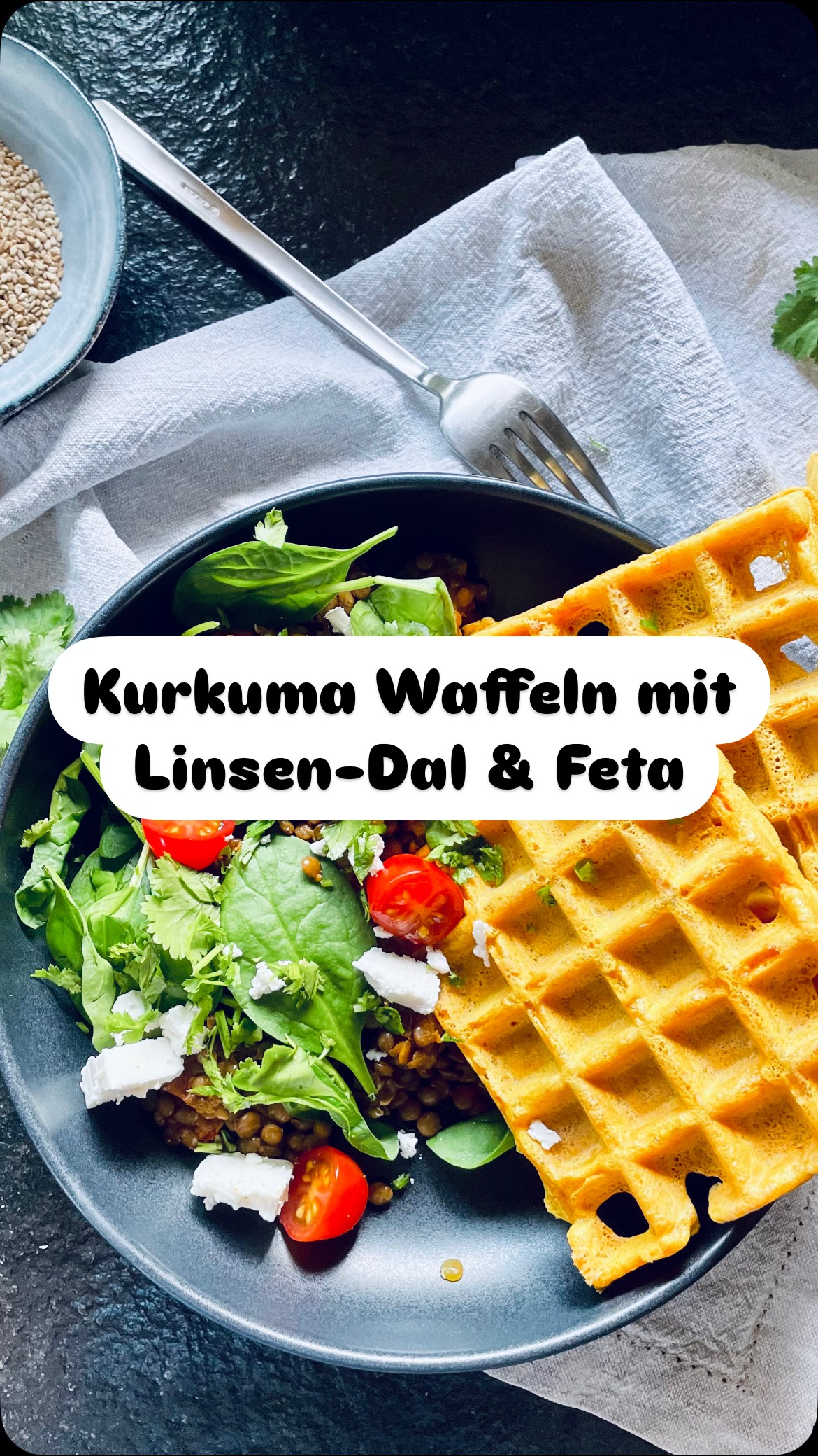 Kurkuma-Waffeln mit Linsen-Dal & Feta – herzhaft, sättigend & gut für deinen Zyklus
Kurkuma enthält den Wirkstoff Curcumin, der entzündungshemmend wirkt und die Leberfunktion unterstützen kann – wichtig, um überschüssige Hormone wie Östrogen effektiv abzubauen. Das kann vor allem in der Lutealphase oder bei hormonellen Beschwerden wie PMS sinnvoll sein.
Für die Waffeln (3-4 Portionen):
– 1 Stück frische Kurkumaknolle (ca. daumengroß)
– 1 Ei
– ca. 200 ml Pflanzenmilch
→ im Mixer pürieren, dann
– 150 g Dinkelmehl
– 1 TL Backpulver
– 1 Prise Salz
→ verrühren, 30 Minuten quellen lassen und im Waffeleisen ausbacken
Für das Linsen-Dal:
– 1 Zwiebel, 1 Knoblauchzehe, Gewürze nach Wahl (z. B. Ras el Hanout, Curry, Paprika)
– 1 Stk. Ingwer (gerieben)
– 2 TL Tomatenmark
– 200 g rote Linsen (optional: 12 Stunden vorher einweichen)
– ca. 400 ml Wasser oder Gemüsebrühe
– 1 Handvoll Cherrytomaten
→ Zwiebel/Knoblauch anbraten, Linsen, Tomaten & Flüssigkeit dazugeben, weich köcheln, mit Gewürzen, Tomatenmark und Ingwer abschmecken
Topping:
– zerbröselter Feta & etwas Spinat
– optional: Kräuter-Quark
Ein einfaches Wohlfühlgericht mit guter Eiweiß-Balance, sättigenden Ballaststoffen und hormonfreundlichen Gewürzen.
👉 Speichern & ausprobieren – vielleicht genau das richtige für deine nächste Lutealphase.
#zyklusfreundlichkochen #frauengesundheit #kurkuma #blutzuckerbalance
#hormonbalance