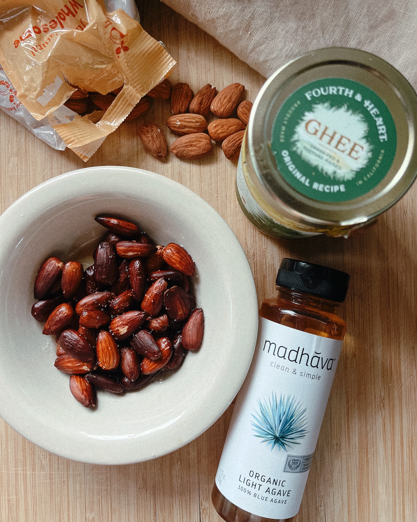 Almonds roasted in ghee, with agave & honey and a pinch of salt 🙂↕️🫘🍯🫖
Rich in healthy fats, protein, fiber, calcium, iron, magnesium and vitamin E. Supports recovery & and helps to improve the quality and creaminess of mama’s milk. One of my favorite postpartum snacks 🥹✨