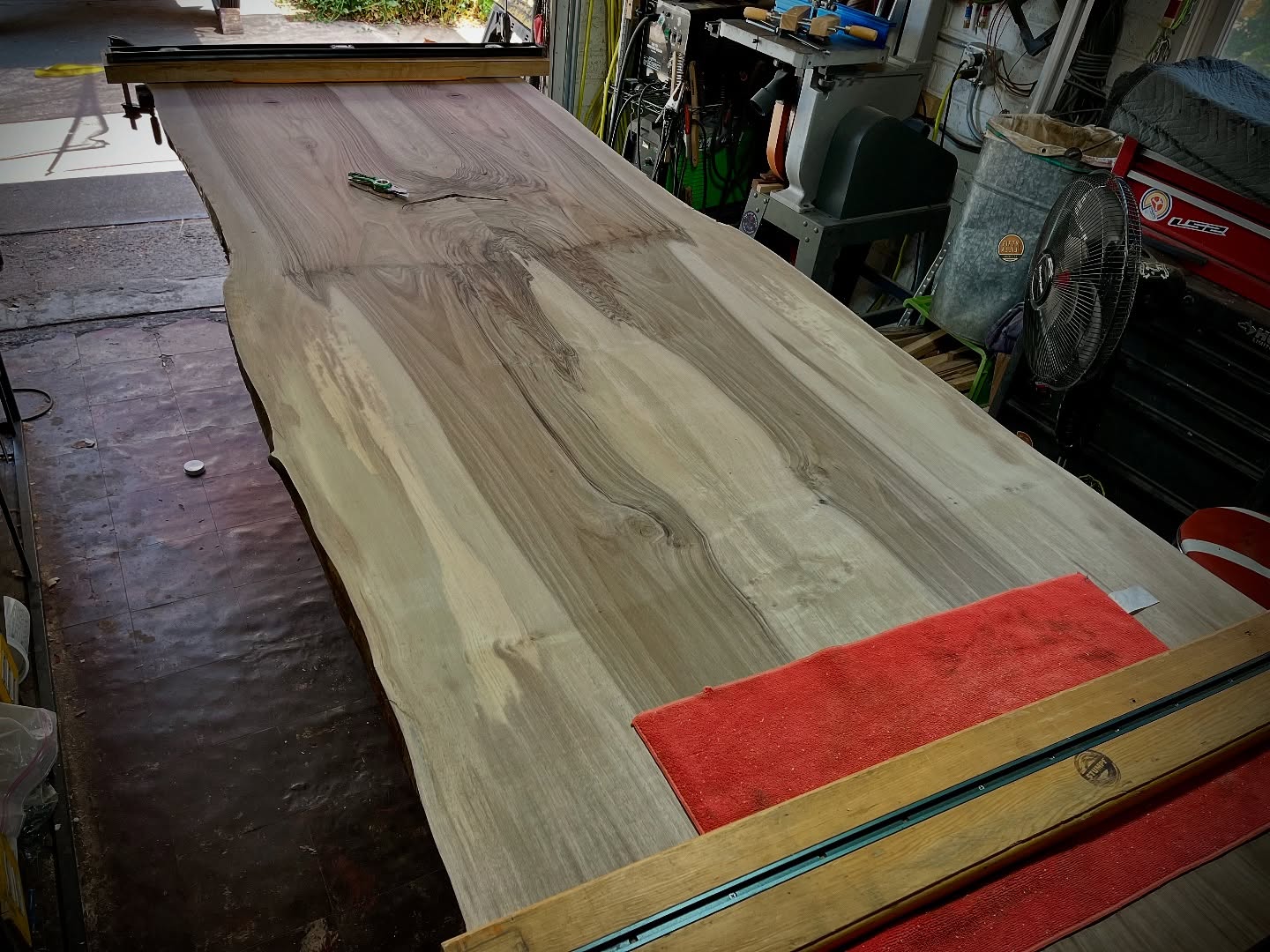 10 feet of pure perfection, starting the beautification process. Giant bookmatch English Walnut - soon to be an heirloom table for Tahoe. LETS GET DIRTY!!! 🪵
#StumpfWoodworks #MakeGaragesDirtyAgain