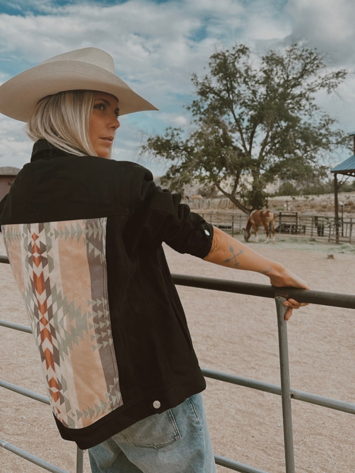 Back in stock 💫
Clairement une de vos pièces préférées, la veste Rio Rancho est de retour en stock dans toutes les tailles!
Souvent jalousée mais jamais imitée elle habillera votre look Wild cet été 🌞
Les soldes sont en cours sur le site, il n’y en aura pas pour tout le monde 🤫
#ranchstyle #ranching #westernlifestyle #westernstyle #creatricefrançaise🇫🇷 #wildsoul