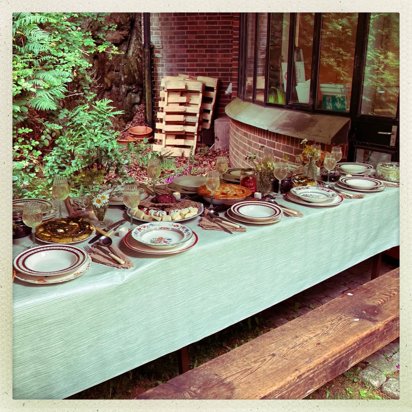 W I L D F E A S T I N G 🌱💚🪷
What a lovely weekend hosting a long table lunch at the @britishwildfoodfestival! Thanks to all of my guests for spending time being lovely and eating my food and a big shout out to my Mum for being Chief Taster, Top Helper, Babysitter and Washer Uperrer 🤗👍🌿
T H E M E N U 👣🧑🍳👇
Leek, watercress and pea soup with crunchy seeds and pickled nasturtium capers
Wild Boar Shropshire Fidget Pie with
Fat hen, @havenhillsfieldandkitchen asparagus and feta frittata
Oyster mushroom, chestnut and ground ivy "sausage" rolls
A selection board of @snowdoniacheese
Black bomber, wildflower and honey goats cheese log, @greatglencharcuterie green cracked pepper venison and homemade wild herb seeds crackers
Common sorrel and wild garlic butter bean hummus
Samphire and potatoes in wild garlic mayo
Wild garlic and fennel seed sauerkraut
@havenhillsfieldandkitchen fennel, orange, pine nut and mint salad
🍸@aflamewithdesire stunning Allium glasses filled with Ludlow @appleteme apple juice, mint, fennel and tonic
@havenhillsfieldandkitchen rhubarb and hogseed cake with sweet woodruff custard
Classic victoria sponge with rose and elderflower curd and rose cream