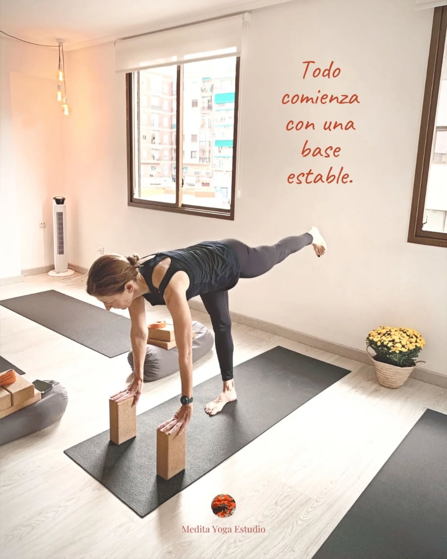 🕊️ Guerrero III no es solo una postura de fuerza y alineación.
Es una expresión de foco, de expansión desde el centro, y de la valentía de sostenerte a ti misma en medio del cambio.
🧘♀️ En Medita Yoga Estudio acompañamos cada práctica paso a paso, respetando el ritmo de cada cuerpo y ofreciendo las herramientas para que descubras tu forma de habitar cada postura.
💛 La práctica es tuya. Nosotros sostenemos el espacio.
📍 Clases presenciales en Valencia
👣 Hatha Yoga | Yoga restaurativo
🎯 Grupos reducidos | Clases particulares | Atención personalizada
#VirabhadrasanaIII #GuerreroIII #YogaValencia #YogaRestaurativo #yogafuncional