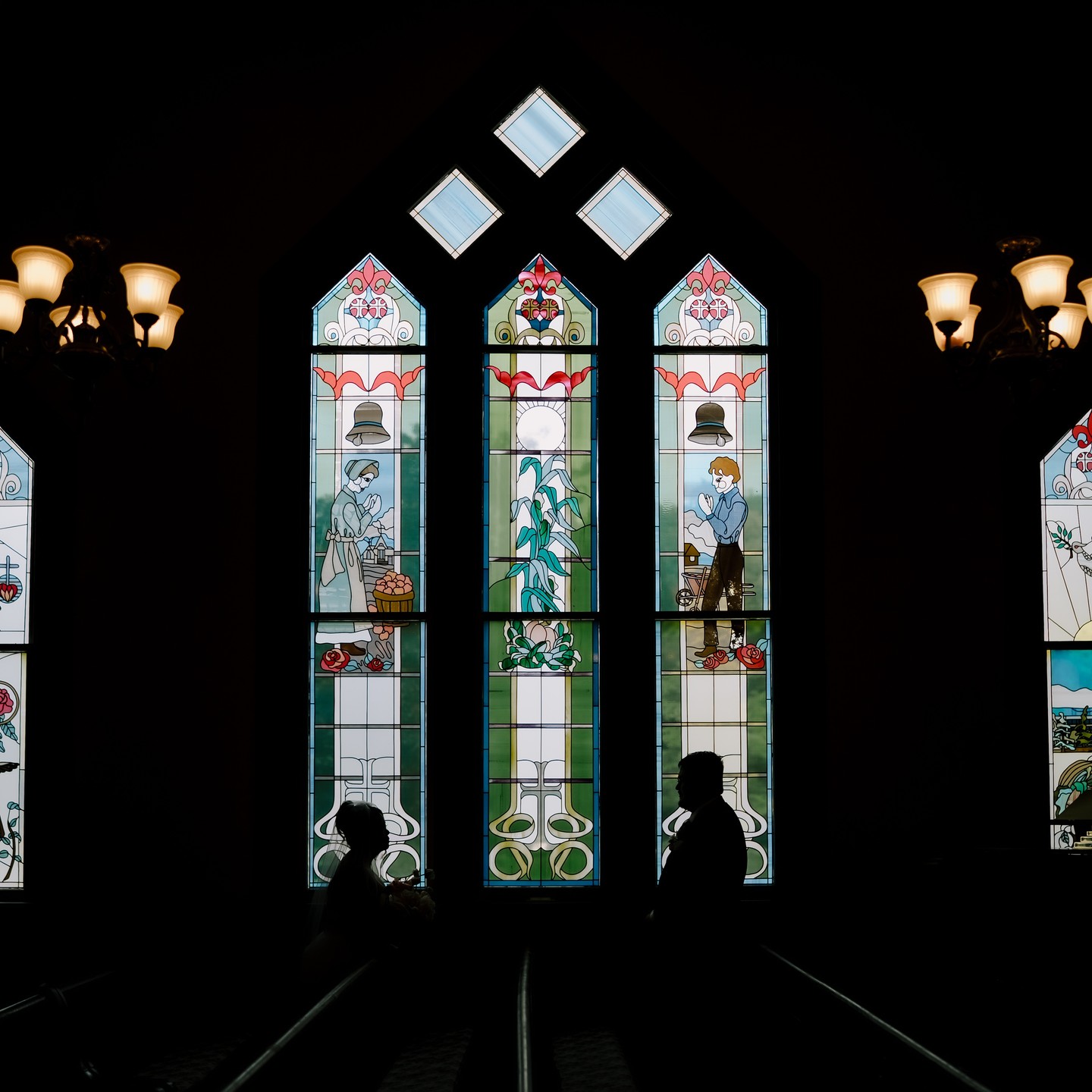 It’s not a proper Vancouver wedding without a little rain, right? ☔ Inna and Kiely’s big day at the Minoru Chapel came with some surprise weather—but honestly, it just made everything feel that much cozier. We kicked things off indoors with their first look and private vows (cue all the feels), and then had a blast creating some fun portraits right inside the chapel. Here’s a little peek—because when the rain shows up, we don’t panic… we play.