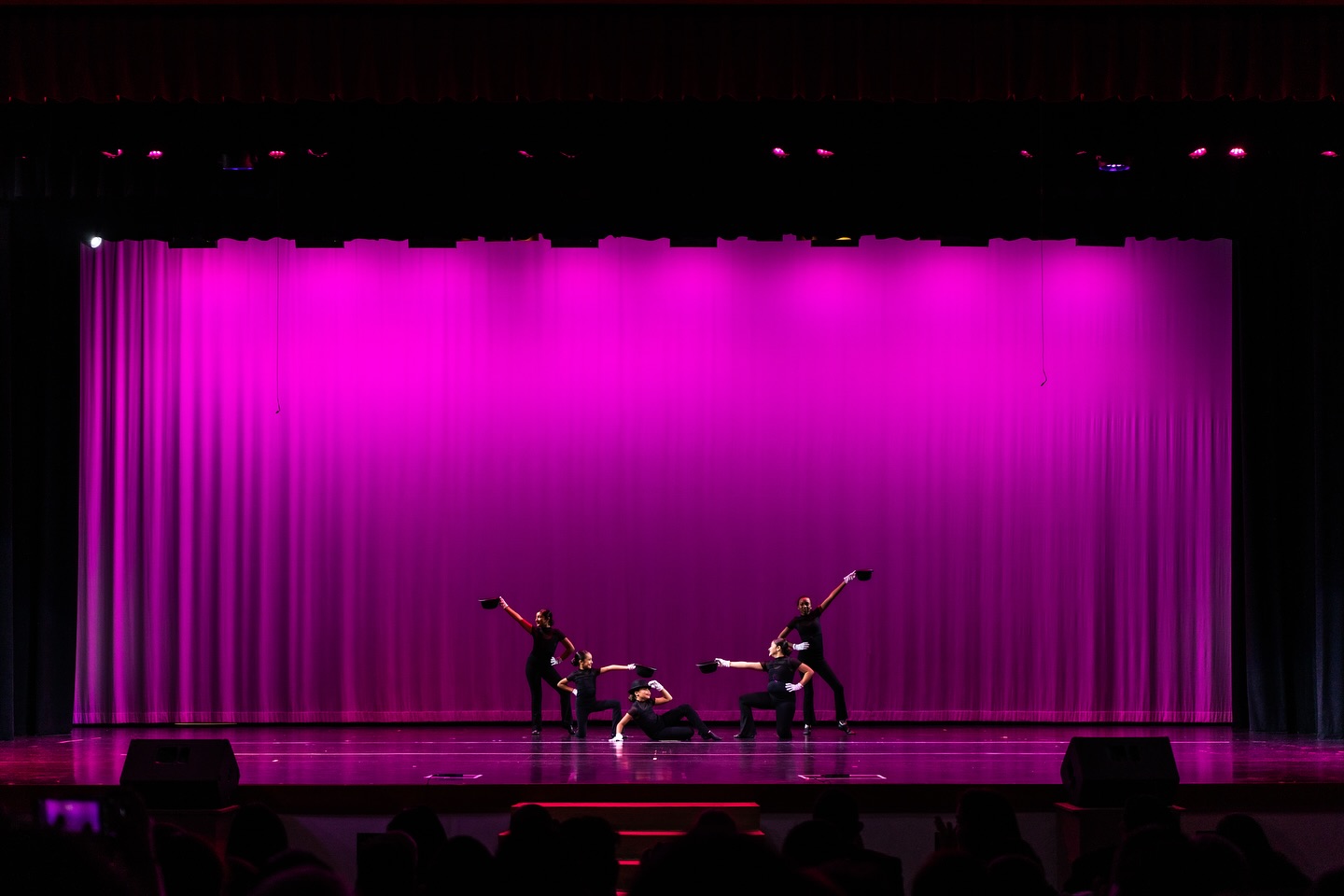 ✨ The Return of the Golden Age ✨
Our 2025 recital was nothing short of magical! From ballet to hip-hop, flamenco to modern—our dancers lit up the stage with grace, energy, and passion.
@hozannaballet @carolina_ortegon_
A huge thank you to our students, teachers, families, and volunteers for making this night unforgettable. We are so proud of every single performance and the heart behind each step.
Swipe through to relive the golden moments 💫
#HozannaBallet #GoldenAgeRecital #DanceWithPurpose #BalletLife #OrlandoDance #HozannaMoments