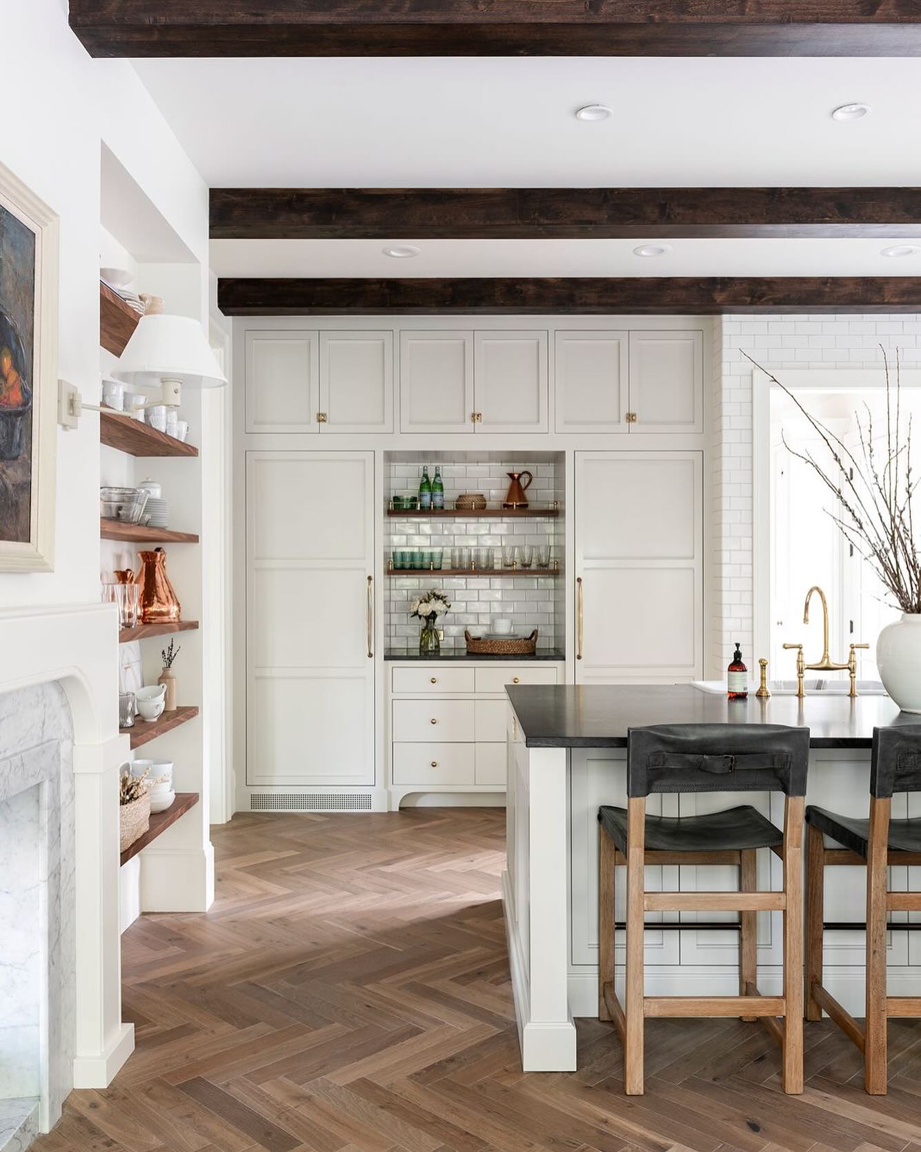 Natural elegance underfoot — European Oak Herringbone flooring brings timeless warmth to every corner of this refined kitchen. 🌿✨
Wood Species: Oak
Product: Ideal, @hakwood
Laying Pattern: Herringbone
Zamansız şıklığın adı, Renklendirilmiş Avrupa Meşesi Balıksırtı ile mutfağınıza doğal bir sıcaklık katın. 🌿✨
Ağaç Cinsi: Meşe
Ürün: Ideal, @hakwood
Döşeme şekli: Balıksırtı
#hardwood #designinspiration #interiordesign #hakwood #flooringstories #petfriendly