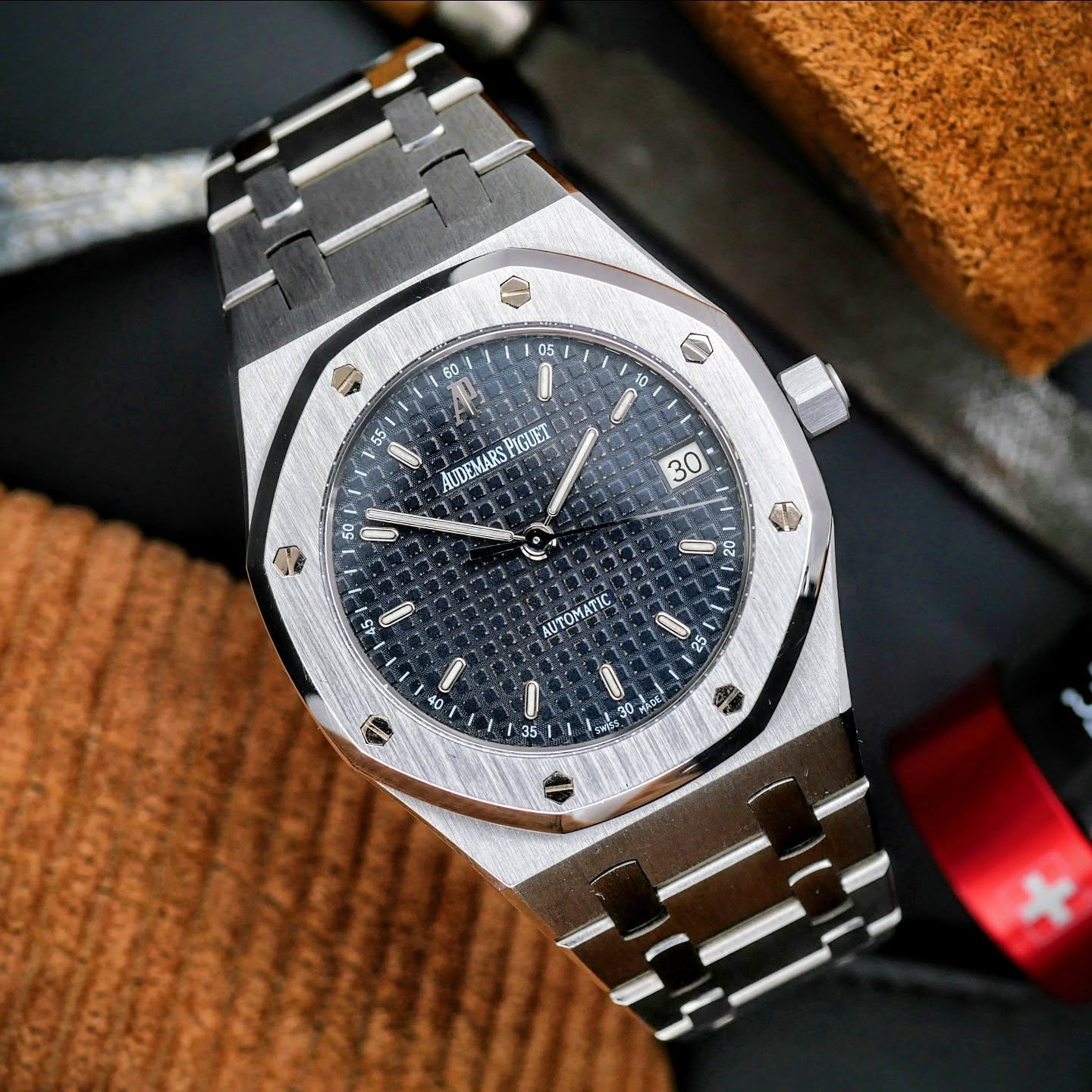 Audemars Piguet Royal Oak
⌚ Ref. 14790ST
⌚ AP Service Box & Service Papers
⌚ AP Extract from the Archives
⌚ Year: 1999
#audemarspıguet #royaloak #watch #vintage