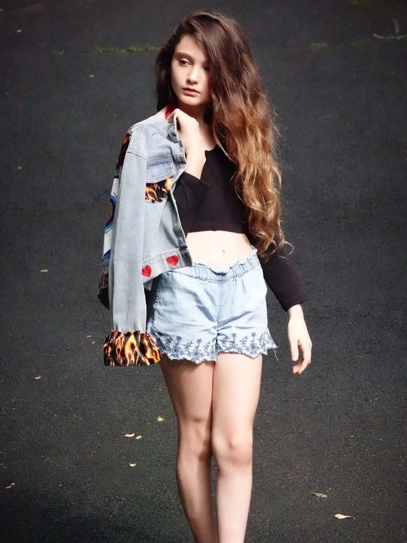 Rosa wearing custom Mezikal jacket and top at Westchester Fashion Week private event.
Photographer: Pablo Lowell
#sustainablefashion#upcycling#upcycle#eccentricart#savetheplanet#worldphotography#mezikal#westchester#exhibitedartist#artistpanel#artworkshops