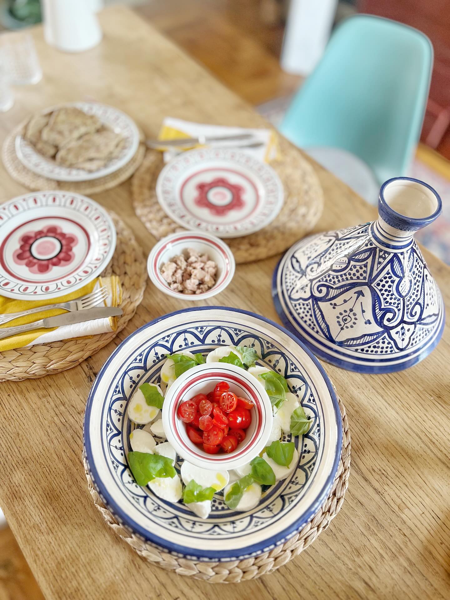 ABOUT THESE DAYS
In questi giorni a Torino ho visto tantissime cose. Non saprei scegliere. Ma poi, perché dovrei?
La bellezza è dappertutto.
In una rappresentazione lirica in un cortile, in un mercato multietnico, in una macelleria halal che vende tajine, alla stazione, nei magazzini dei musei.
.
.
#torino #scuolaholden #torinoportanuova #tajine #mercatocentraletorino #italy