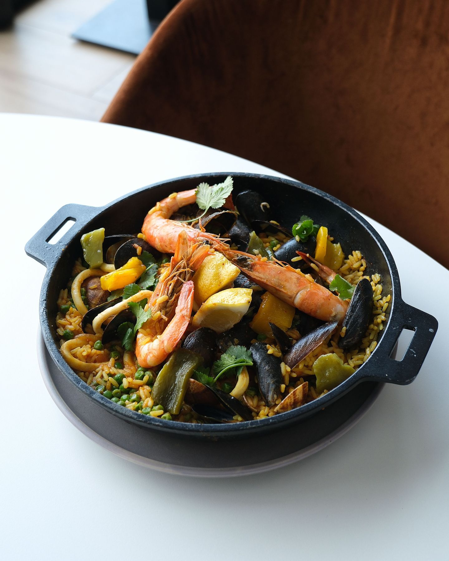 Zoom sur notre paella aux fruits de mer : calamars, moules, gambas et coquillages. À vos couverts 🍽️
#lebelvédère,brasseriecontemporaine