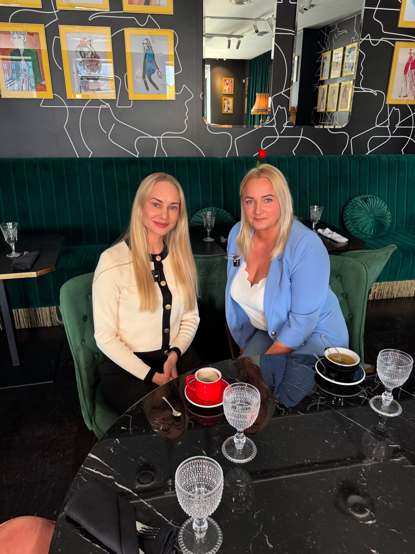 🎙️ UUS PODCAST! Ragne lugu- 500 SMS päevas! APPIII! Põgene! Paranoilise mehe eest tuleb põgeneda!
Mõnikord on kõige tugevamad inimesed need, kes on pidanud õppima ellu jääma juba lapsena. 💔
Ragne jagab oma südantliigutavat lugu - kuidas vägivaldne suhe, traumaatiline rasedus ja järgnev paranoilne suhe viisid teda kuni kiirabi kutsumiseni paanikahoogudeni.
Aga just need kõige raskemad hetked õpetasid talle “ei” ütlema ja enda peale mõtlema. ✨
📍 Sünnitusjärgne depressioon, paanikahood!
📍 Kuidas trauma kujundab meie käitumismustreid?
📍 Millal õppida iseenda eest seisma?
Ragne lugu on valus, aga samas lootust andev tõestus sellest, et ka kõige sügavamast august on võimalik välja tulla.
Link bio’s! 🔗
Aitäh kohvik MOOD @kohvik_restoran_mood ja @kenjarveoja 🙏
#GreteTeraapiaPodcast #podcast #trauma #vaimnetugevus #elukogemus #päästja #mentaaltervis #emadus #ellujäämine #lootus #eesti #teraapia