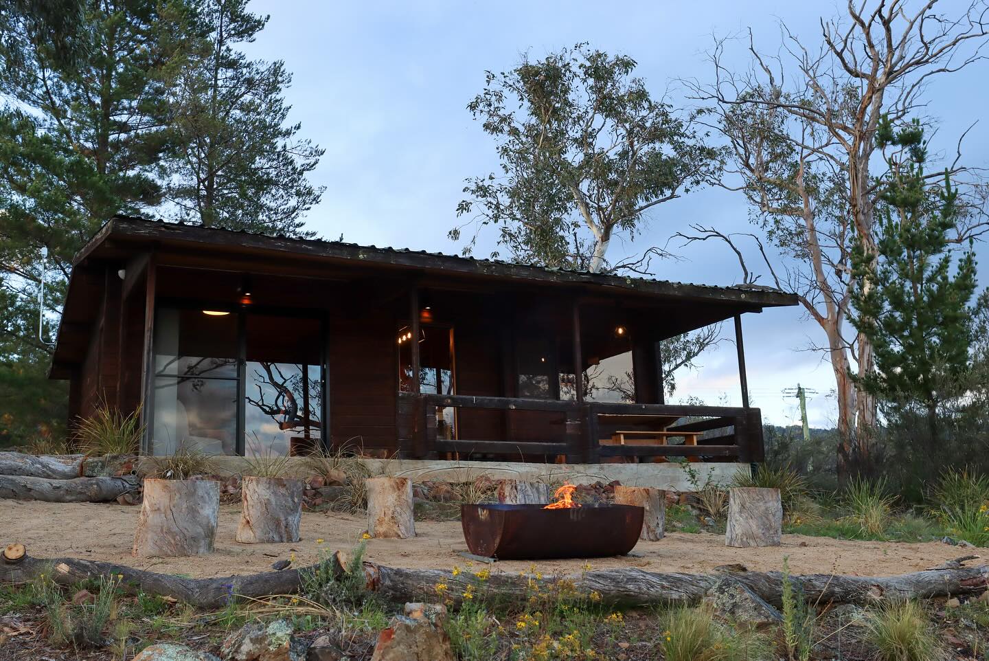 Cozy cabins and views that go forever. Stoke up the fire and soak up the stars 🌟
#lappifarm #farmstay #farmexperience #petfriendly #snowymountainsnsw #destinationjindabyne #travelwithpride #logcabin #canberraweekend #sydneyescape