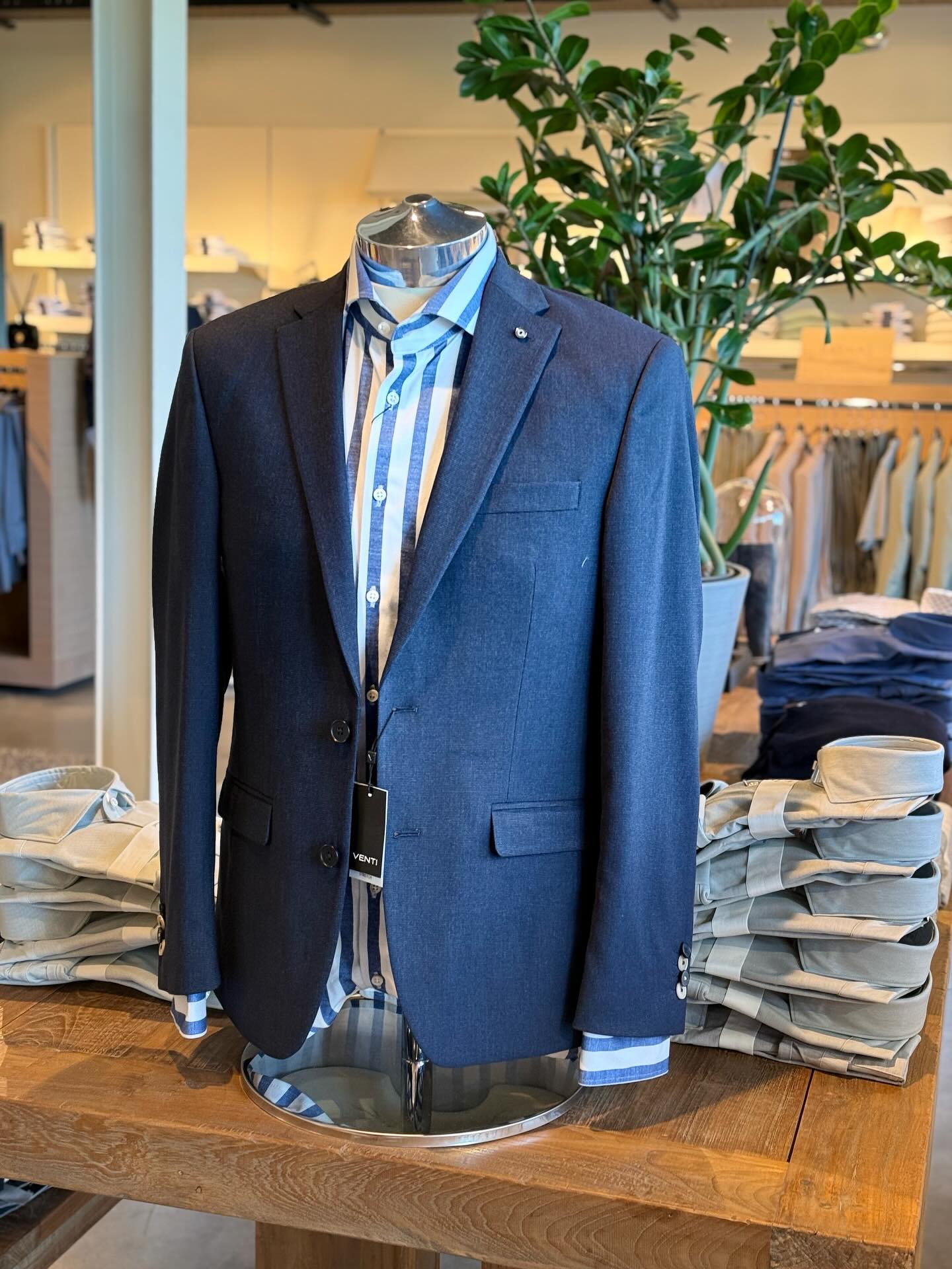 Tussen casual en stijlvol zit precies de juiste balans.
Onze nieuwe collectie bewijst dat je geen pak nodig hebt om er gekleed uit te zien. Denk aan luxe materialen, moderne snits en een comfortabele fit, casual chique op zโn mooist.โจ
#casual #chique #kovaloff #outfit #men #menswear #mannenkledij #assenede