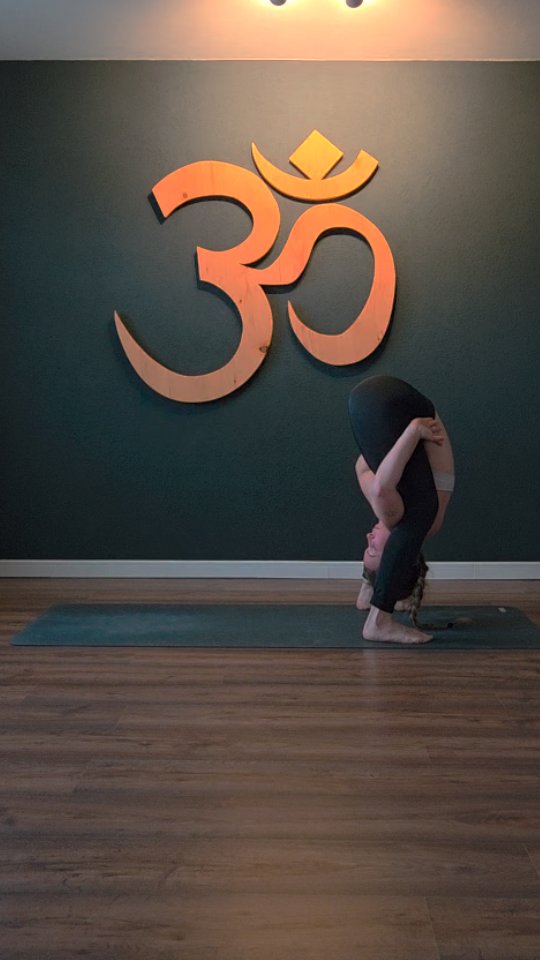 Notre corps est comme un poème en mouvement.
Chaque souffle, chaque articulation, chaque muscle, chaque posture racontent une histoire.
La mobilité n’est pas une performance. C’est une façon de dire à notre corps : je t’écoute, je t’accompagne, je te laisse bouger à ton rythme.
Quand on bouge avec présence, on ouvre des espaces… Dans nos tissus, dans notre souffle, mais aussi dans nos pensées. Nous devenons fluides, disponibles, vivantes.
Aujourd’hui, je choisis de bouger avec conscience.
J’honore mon corps dans ses possibles, dans ses limites, dans sa vérité de l'instant.
Je me rappelle que la mobilité, c’est tout simplement la vie qui circule.
#yoga #yogateacher #asana #bepresent #breathe