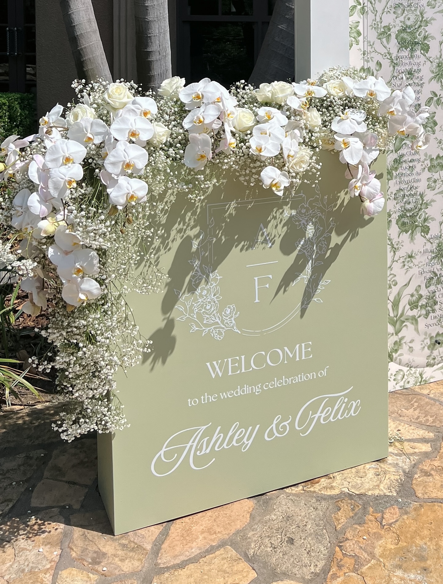 First impressions count—and this floral welcome for A & F’s wedding greets guests with timeless charm and a hint of magic about to unfold.
@unveiledbygrace_events