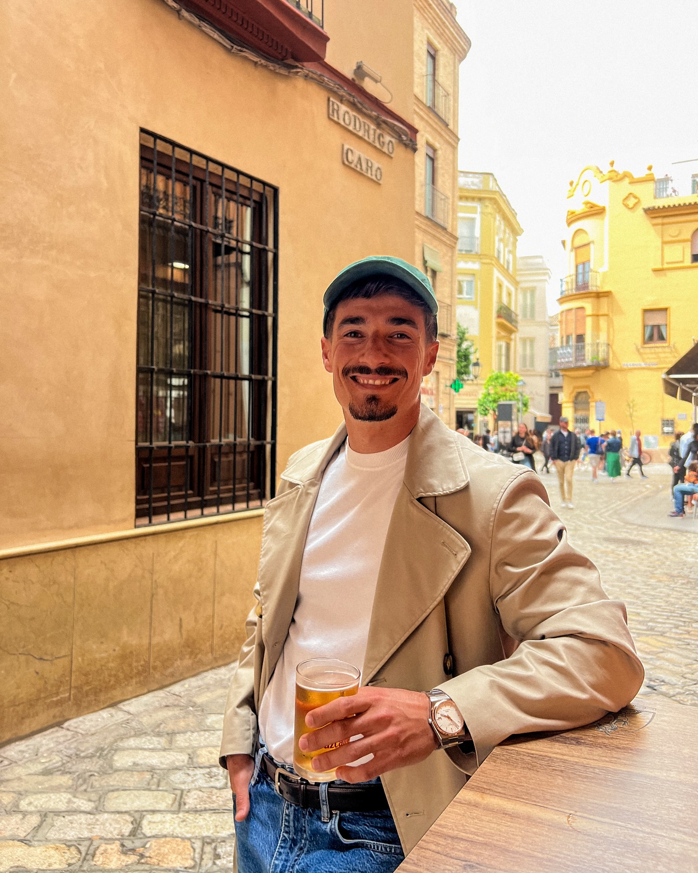 Me gusta la cerveza fría y tú cuando sonríes. (: