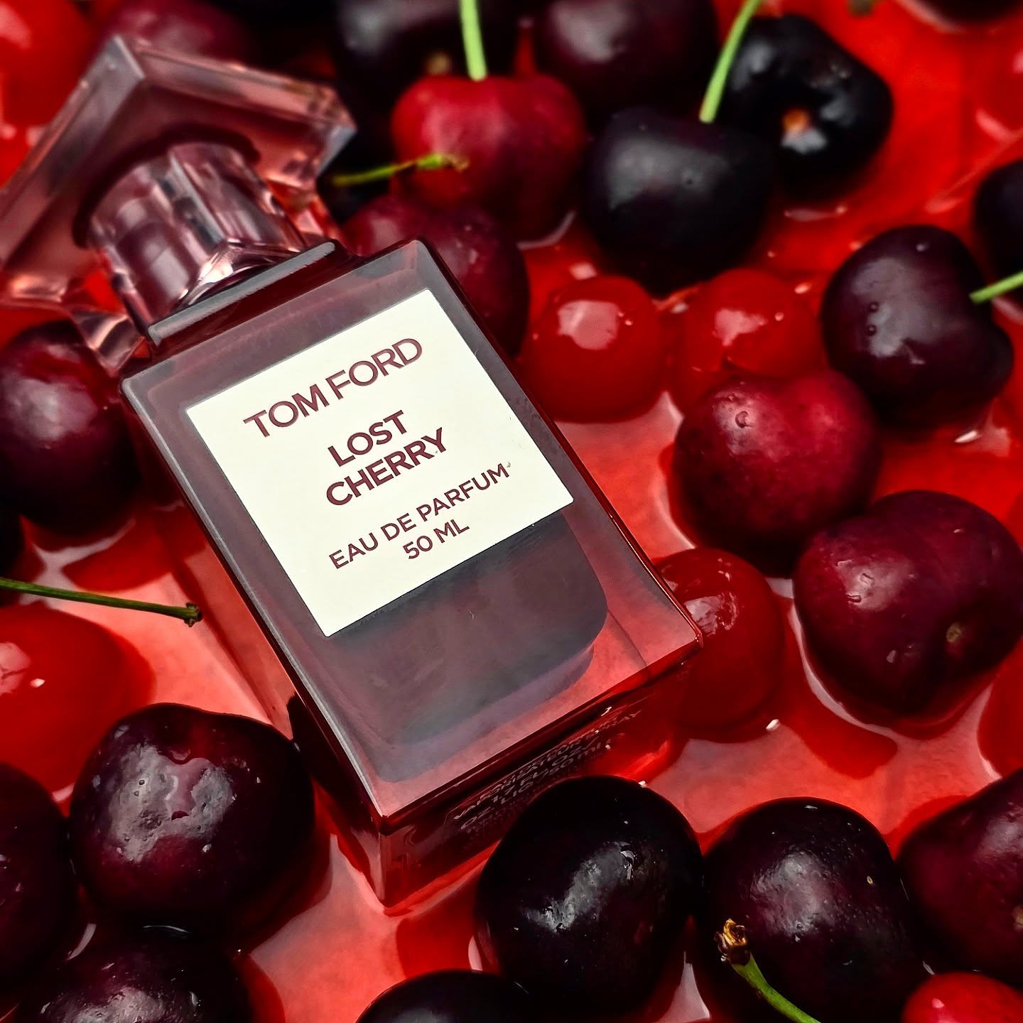 Tom Ford's Lost Cherry is still one of my favorite cherry scents. I usually spray this on top of 540 Extrait. 🍒
.
.
.
.
.
.
.
Top notes: black cherry, cherry liquer, bitter almonds
Heart notes: Griotte syrup, Turkish rose, jasmine Sambac
Base notes: Peru balm, roasted tonka beans, sandalwood, vetiver, cedar.
.
.
.
.
.
.
#perfume #perfumecollection #designerperfumes