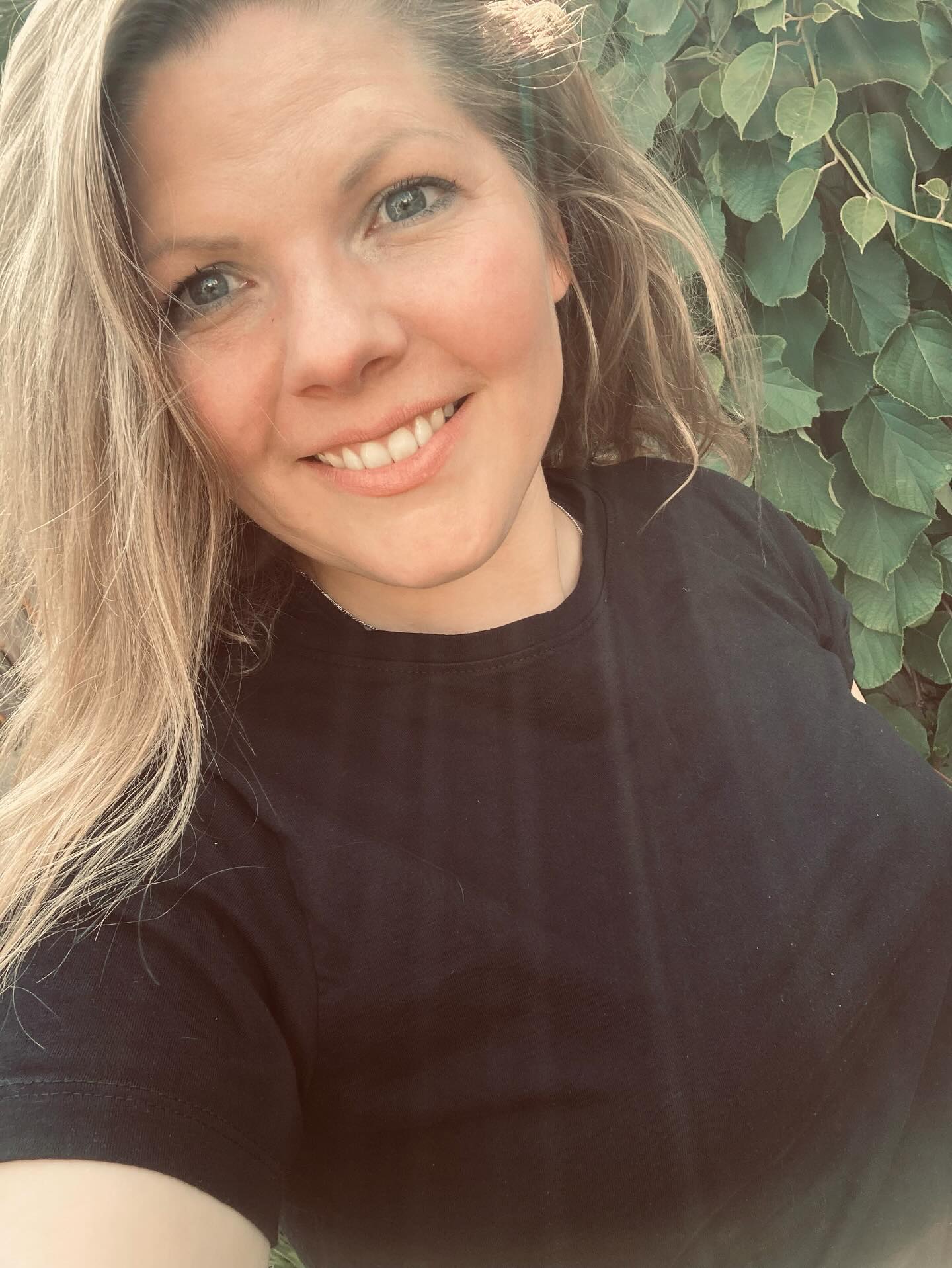 Een open blad uit mijn proces
Alles komt binnen, zonder filter.
Geluiden, blikken, bewegingen — ze raken direct, alsof mijn huid geen grens meer kent.
Mijn systeem zoekt rust, maar vindt het zelden. Soms wil ik gewoon stilte.
Mijn lichaam draagt nog steeds de sporen van wat ik gaf.
De plekken waar naalden mijn bot raakten, voel ik nog, zacht en scherp tegelijk.
Mijn rug, mijn bekken, blijven fluisteren: hier mag je luisteren.
Mijn geheugen hapert, mijn energie is broos.
Ik doe zo mijn best, maar soms is het gewoon te veel.
Dan adem ik, zoek ik beweging, stilte, licht.
Ik weet nog niet hoe ik hier mijn weg in vind. Soms voelt het alsof ik blijf struikelen over alles wat te veel is.
Maar ik blijf proberen, op mijn tempo, met kleine stappen.
Zacht voor wat nog pijn doet, lief voor wat nog niet lukt, en aanwezig in alles wat nog moet landen.