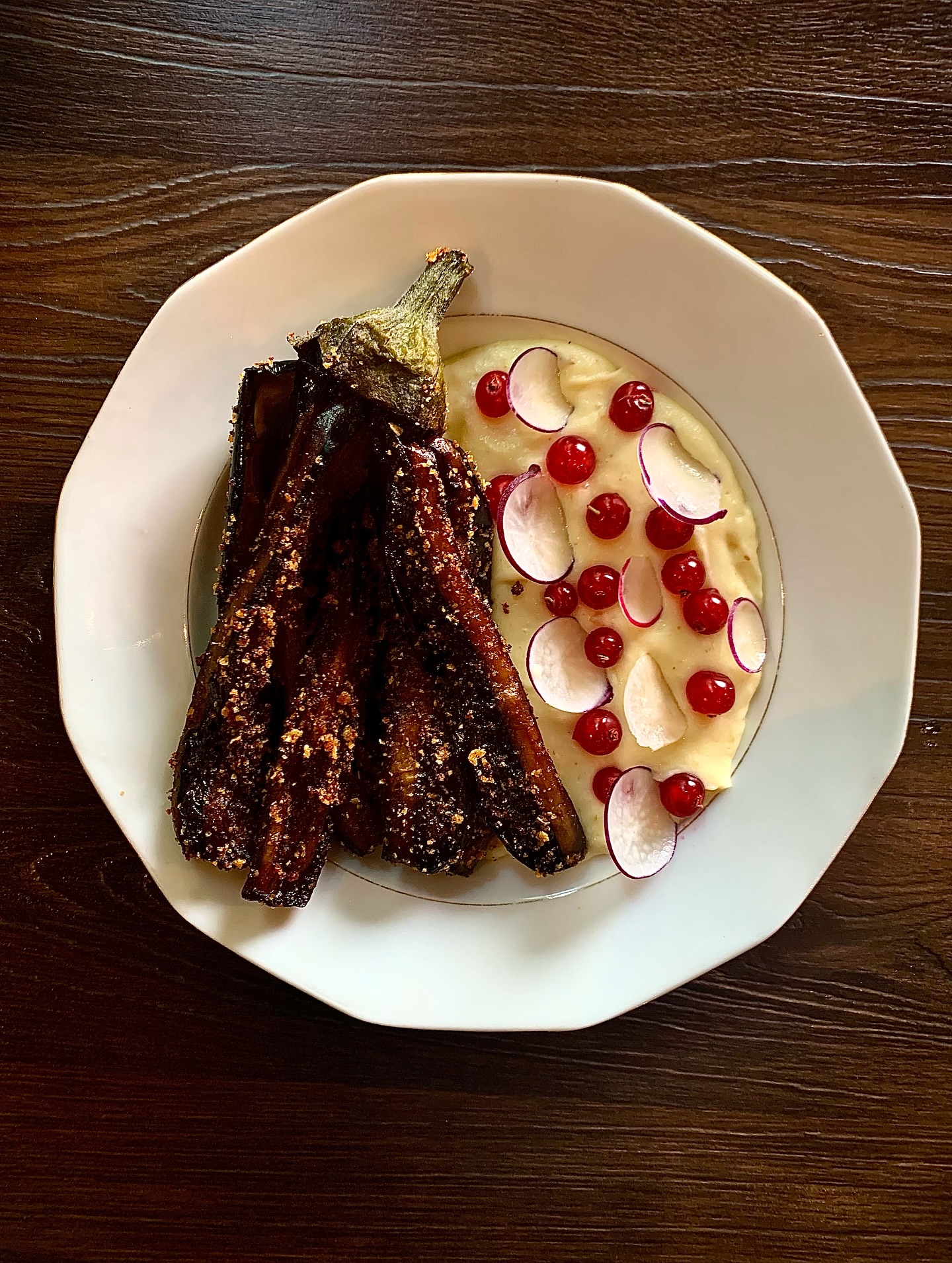 Friture d’aubergine, poudre d’oignons, mousseline de pomme de terre au mascarpone, groseilles et radis
#lyon #lyon3 #vegetarian #vegetarianfood #food #foodporn #restaurant #bistro #bistronomie