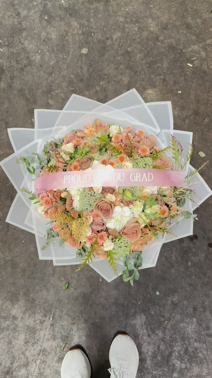 🌸Congrats 2025 Grads 🎓
Customized bouquet for your graduate 💐
. Florist: Luz