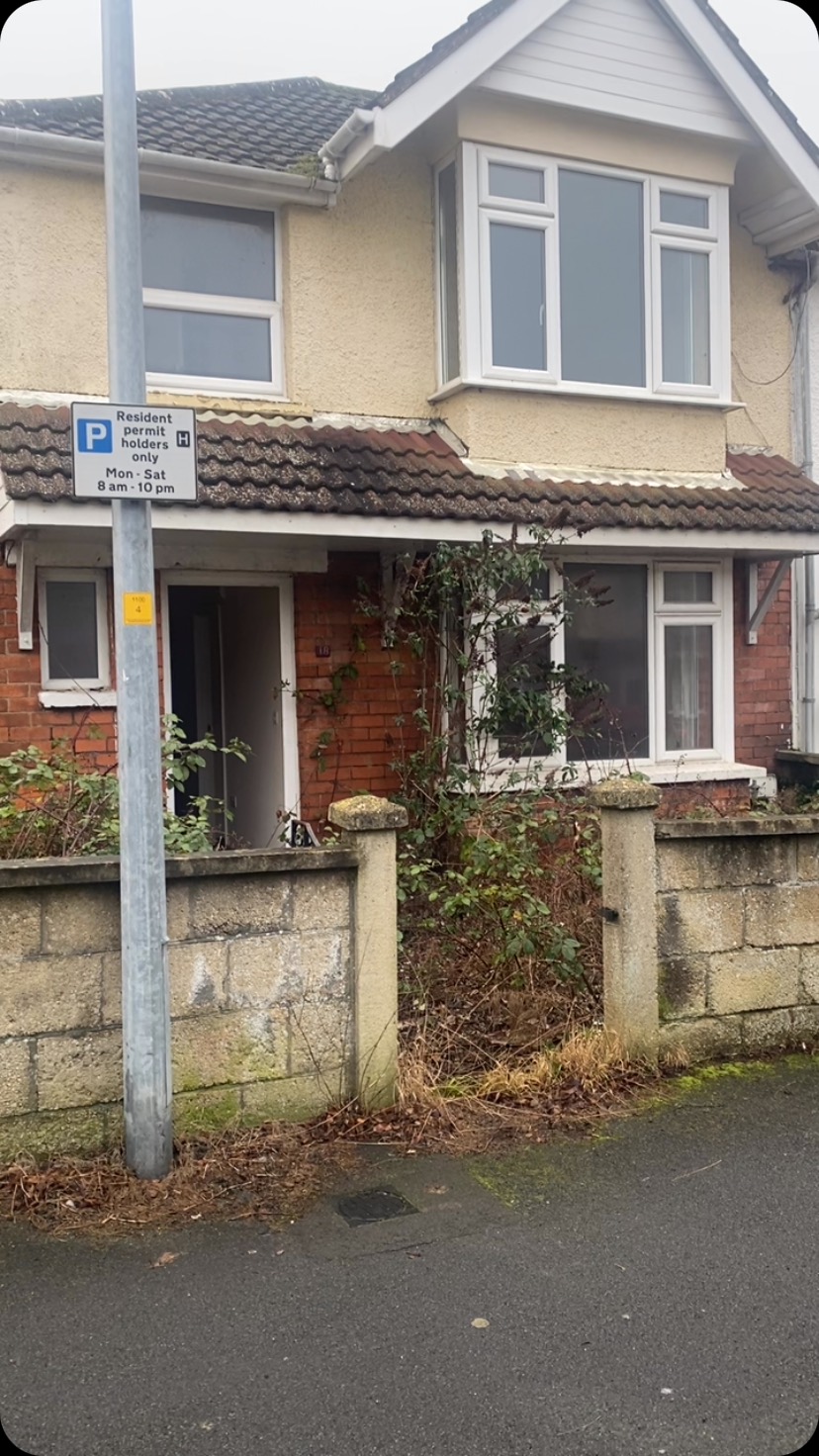 A day in the life at Empty Property Hunters, come have a look inside this house in Swindon that’s not seen life in almost 10 years.