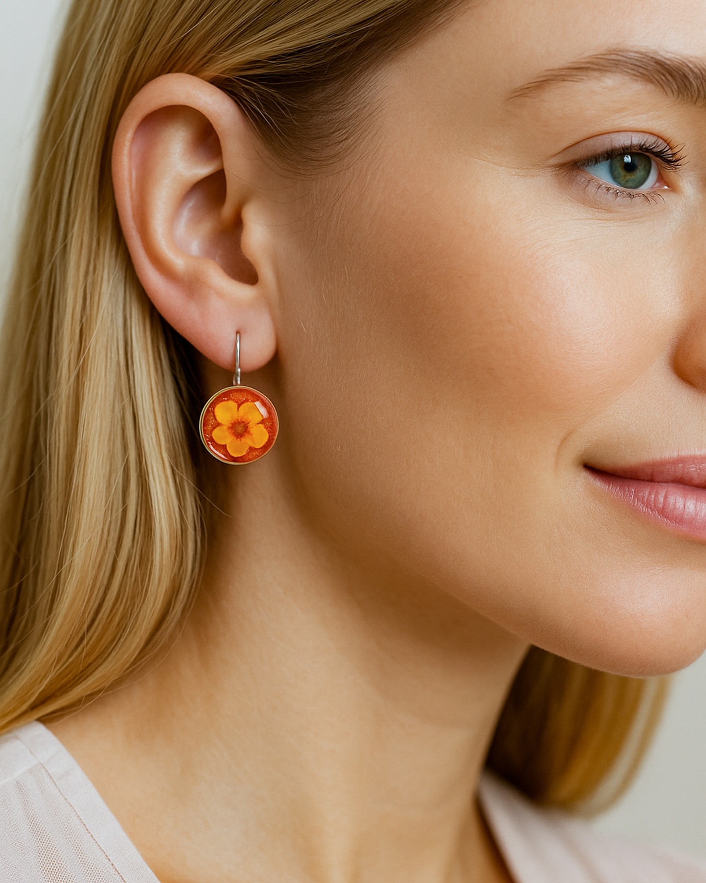 👂 Discrètes, mais inoubliables.
Ces mini boucles sont un hommage au raffinement naturel.
Légères, élégantes, parfaites pour un style tout en finesse… mais avec une vraie personnalité 🌷
Faites à la main avec des fleurs naturelles et résine, elles te suivront partout avec poésie.
📍Passe au Comptoir Latino (30 rue des Trois Frères, 75018) pour les essayer
🔁 Tu veux une version unique à ton image ? Dis-le-moi.
📧 bijouxtika@gmail.com | 📱 +33 6 59 08 18 84
#colombianosenparís #latinosenparis #arteparis #montmartre #colombia #tika #bijouxnature #bijouxethniques #artecolombiano #Création #paris #bijouxuniques #faitmain #culturelatino #colombianosenelexterior