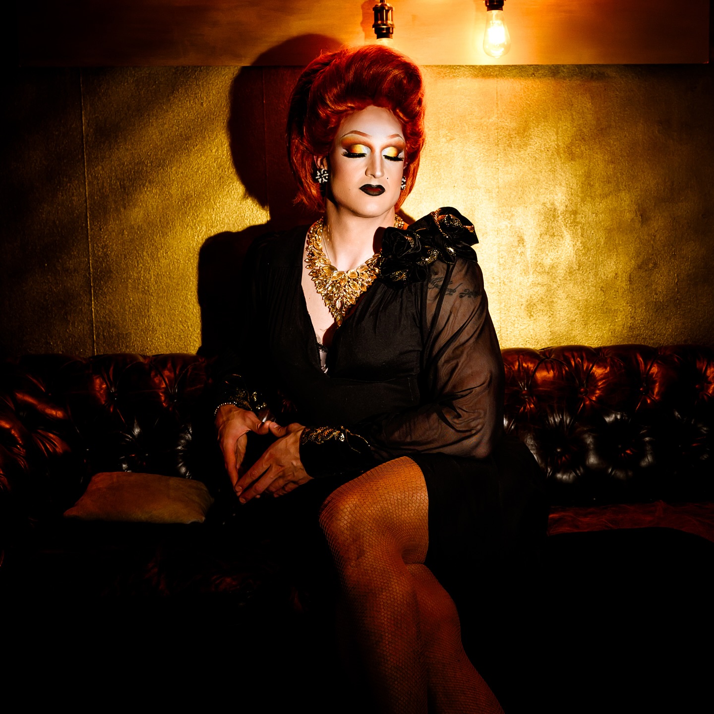 ✨
“Elegance is when the inside is as beautiful as the outside.” – Coco Chanel
Bathed in shadows, kissed by gold – and completely unbothered.
This isn’t rest. This is regality in pause.
#CocoChanelVibes #DragElegance #DecadentMood #HighFashionDrag #TimelessBeauty #QueerLuxury #OdetteHellaGrand
Pic by @steve_w_grams