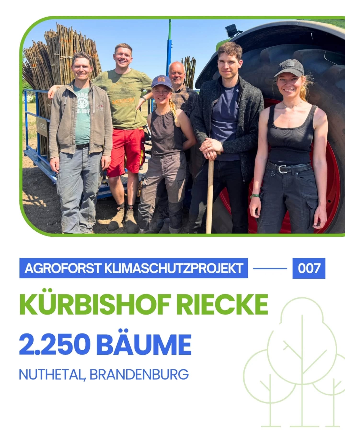 🌱 🌍 Unser Klimaschutzprojekt mit 2.250 Bäumen auf dem Kürbishof Riecke bei @bauer_braune_5555
🌳 2.250 schnellwachsende Pappeln
🌳 7,8 Hektar Agroforstsystem
🌳 17 Tonnen CO₂Bindung pro Jahr
🌳 260 Tonnen CO₂ Bindung über die gesamte Projektlaufzeit
Brandenburg gilt als eine der trockensten Regionen in Deutschland und ist besonders stark vom Klimawandel betroffen. Lange Zeiten ohne Regen, sinkende Grundwasserspiegel und Hitzeperioden setzen der Landwirtschaft dort enorm zu. Der Boden verdichtet sich, Nährstoffe gehen verloren, und die Gefahr der Versteppung steigt, was zu sinkenden Ernteerträgen führen kann – eine Herausforderung, der sich auch der Kürbishof Riecke von Christian Braune in Nuthetal stellen muss.
Der Betrieb kämpft mit anhaltender Trockenheit: “Wir haben wirklich eine riesengroße Dürre und starke Winderosion. Das ist sehr erschreckend.” so Landwirt Christian Braune. Er sieht in Agroforst klare Vorteile für die Zukunft der Landwirtschaft: “Die Bäume helfen, den Boden vor starken Winden zu schützen, die sonst das Wasser aus dem Boden herausziehen und diesen austrocknen. Zusätzlich haben wir durch die Bäume eine Beschattung auf den Böden und somit eine geringere Temperatur auf unseren Feldern.”
Die Pappeln verbessern die Wasserspeicherung, reduzieren Bodenerosion und verbessern das lokale Mikroklima, welches die Ackerkulturen vor extremer Hitze schützt. Die Pappeln erhöhen jedoch nicht nur die Widerstandsfähigkeit der Landwirtschaft gegen Dürre, sondern binden auch schnell CO₂ und erhöhen die Biodiversität vor Ort.
Der Hof von Christian Braune liegt im brandenburgischen Nuthetal, wo er auf 35 Hektar ökologischen Anbau betreibt. Neben Kürbis finden sich dort auch verschiedene Getreidesorten, Wintererbsen und Ackerbohnen.
💸 Finanziert wird das Klimaschutzprojekt durch Spenden oder den Erwerb von Klimaschutzleistungen
Jetzt unterstützen - Gemeinsam pflanzen wir Bäume!
Mehr Infos über die Projekte und VIVO Carbon
👉 Link in Bio
#agroforst #agroforstsysteme #co2 #klimaschutz #umweltschutz #biodiversität @defaf_ev @lignovis @modernelandwirtschaft @lbv_brandenburg
