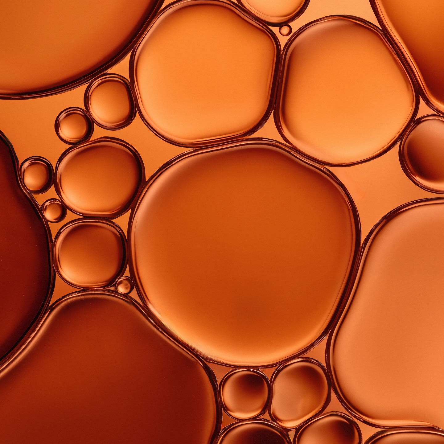 Des bulles pour chaque rôle, chaque attente, chaque « il faut ». On s’y glisse pour fonctionner, avancer, s’oublier un peu. Elles flottent autour de nous. Parfois légères, parfois étouffantes.
Et puis, un jour, on se sait plus où est JE, au milieu de tout cela. Alors on revient à la base. Au souffle. Au corps.
Le yoga, ce n’est pas éclater toutes les bulles. C’est regarder toutes ces parties de nous avec tendresse. Les laisser se rejoindre, nous ressembler et peu à peu redevenir fluide. Comme de l’huile dans l’eau.
* * *
➡️ aera.via c’est un endroit pour partager ce qui m’anime : la respiration, le corps, les mots, l’intuition. Si tu as envie de suivre, liker, questionner ou partager, ce serait un cadeau 💝
Belle journée !
Danila
* * *