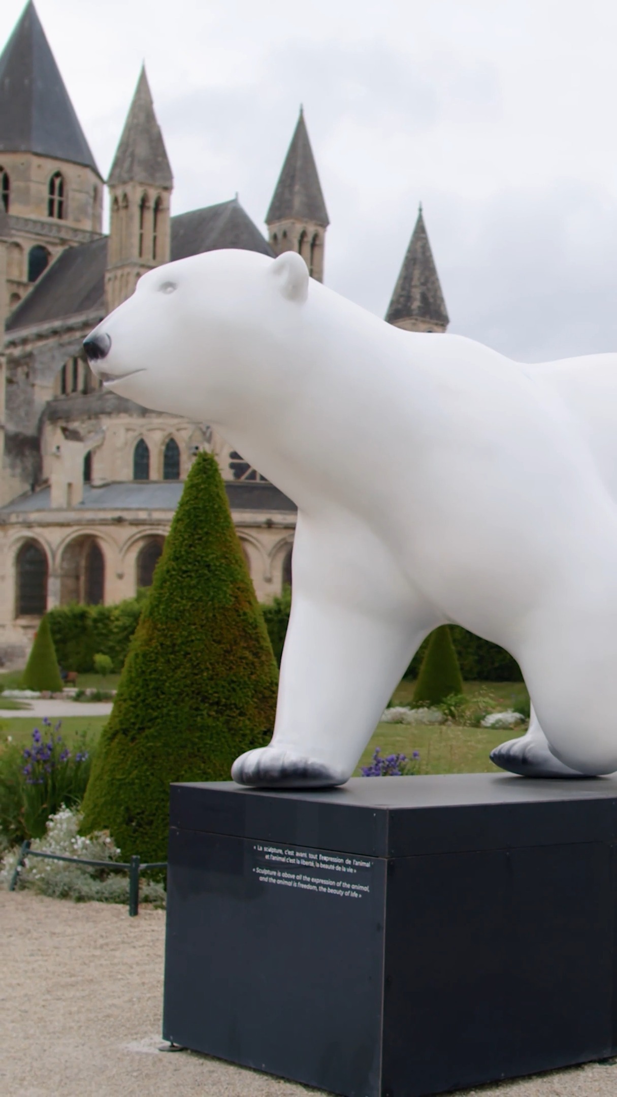 Retour sur l'installation et le vernissage de l'exposition "Douceur Animale".
10 sculptures monumentales sont à découvrir jusqu'à Novembre 2025 devant l'Abbaye aux hommes à @caenofficiel et sur la promenade de la Paix à @ouistrehamrb.
Un grand merci à @aristide_olivier (Maire de Caen), @bailromain (Maire de Ouistreham Riva Bella), @joyaunicolas (Président de Caen la mer).
🎥@observascope_agency
#michelbassompierre #sculptureanimaliere #artenpleinair #caenlamer #ouistreham #millénairecaen2025