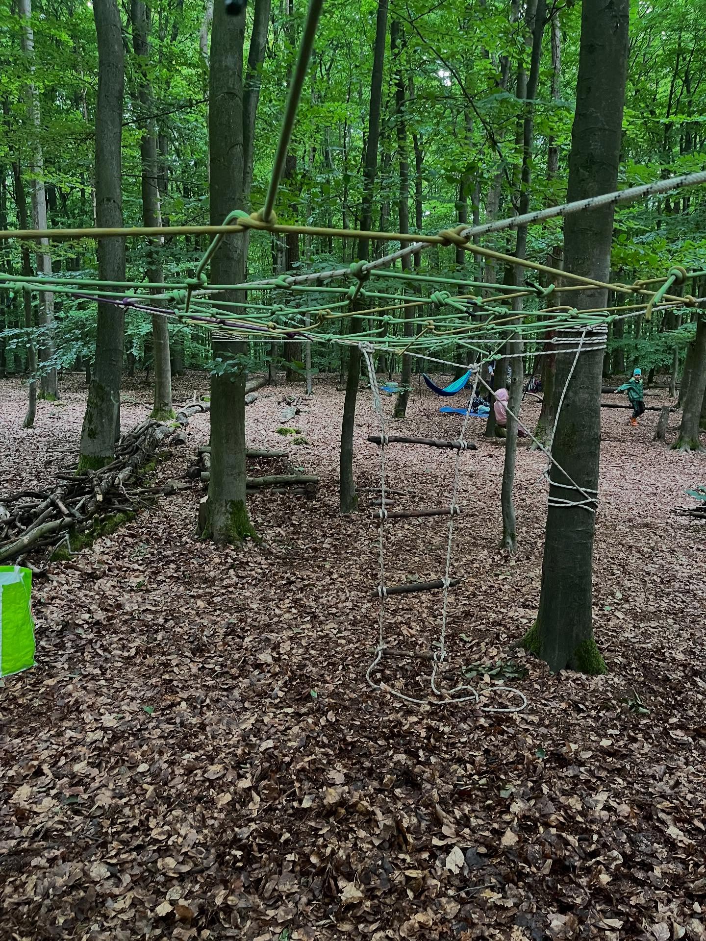 Rückblick auf diese Woche:
Wir beschäftigen uns weiterhin mit Wasser/ Unterwasserwelten. Hierzu gab es diese Woche ein Bastelangebot, eine Wasserbahn wurde aufgebaut, die Pfützen erkundet und eine Meeresschatzsuche durchgeführt.
Des Weiteren wurde geklettert, geschaukelt, balanciert, gemalt, geknotet, gesägt, gelesen und „gekocht“.
#wald #waldkindergartenliebe #waldkindergartenpädagogik #waldkind #waldkinder #waldkindergarten #waldkindergärtennrw #waldkita #kita #kindergarten #kinder #vlotho #draußenindernatur #wasser #water