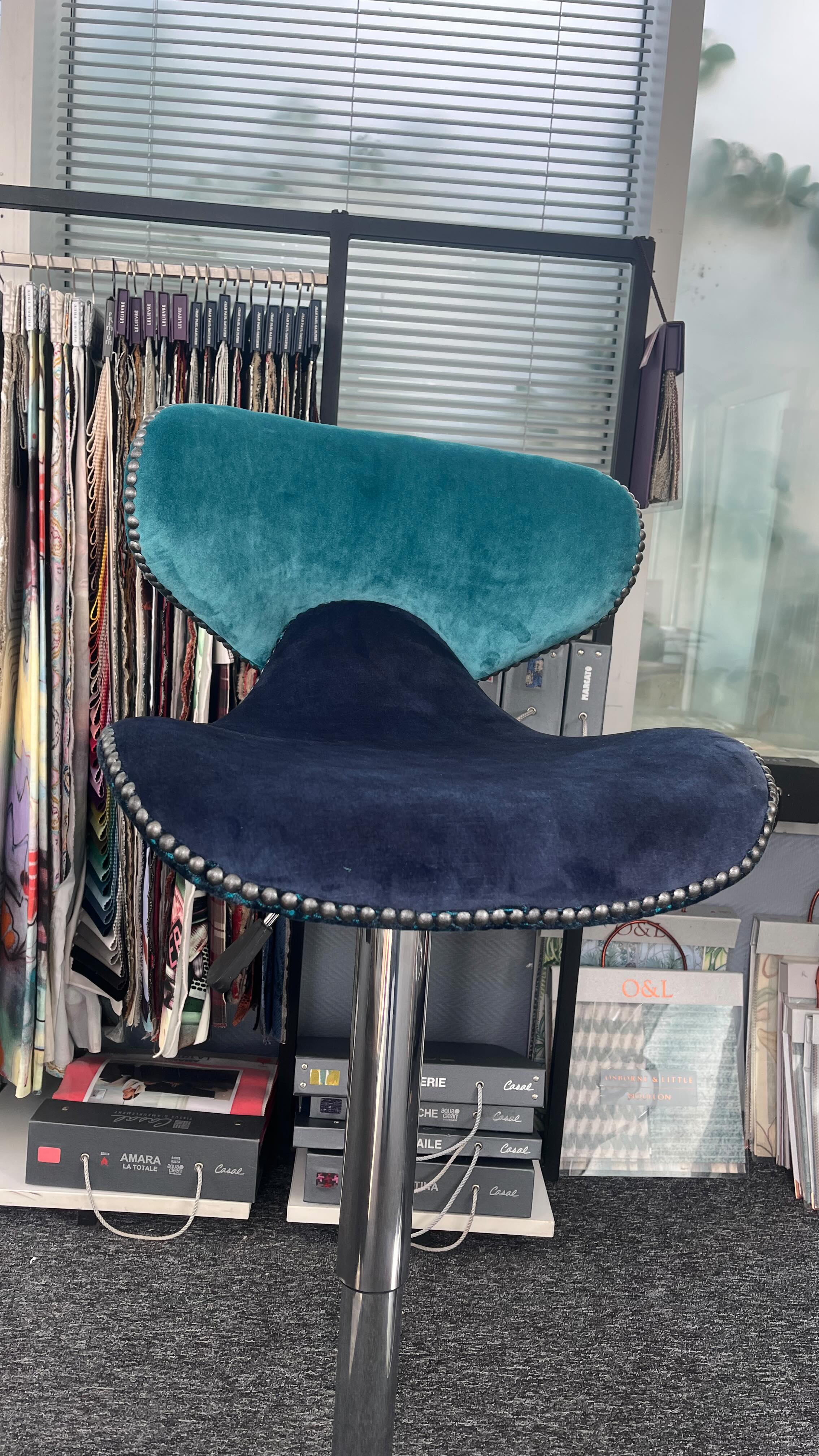 On continue dans la foulée des tabourets de bar . Réfection complète Mix de tissu . Chute de tissu Nikki de chez @casaltissus , manade de chez @casamance_official et velour de chez @creationsjab . #tapissiere #hupholstery #artisanatfrançais🇫🇷 #artisanatdart
#tapissierdécorateurvalenciennes
#valenciennes #lille #mons #Denain #cambrai #saintamandleseaux
#trithstleger
#letempsdunemetamorphose
#letempsdunemetamorphose
#déco #tendance #tapissierdameublement #tabouretdebar #tabouret #bar #relookingmeuble #renovating