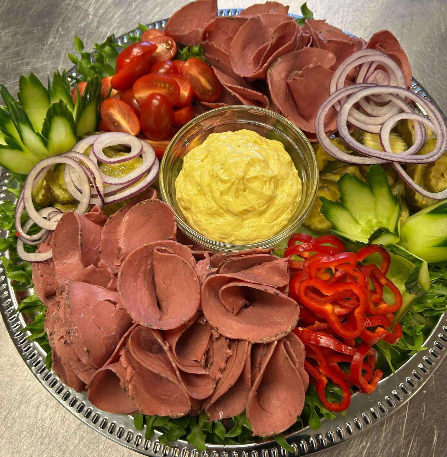 Stolt av våre flinke kokker som alltid gjør sitt beste for å servere deilig mat både ved bestilling i restauranten og ved levering av catering ut av huset🍅