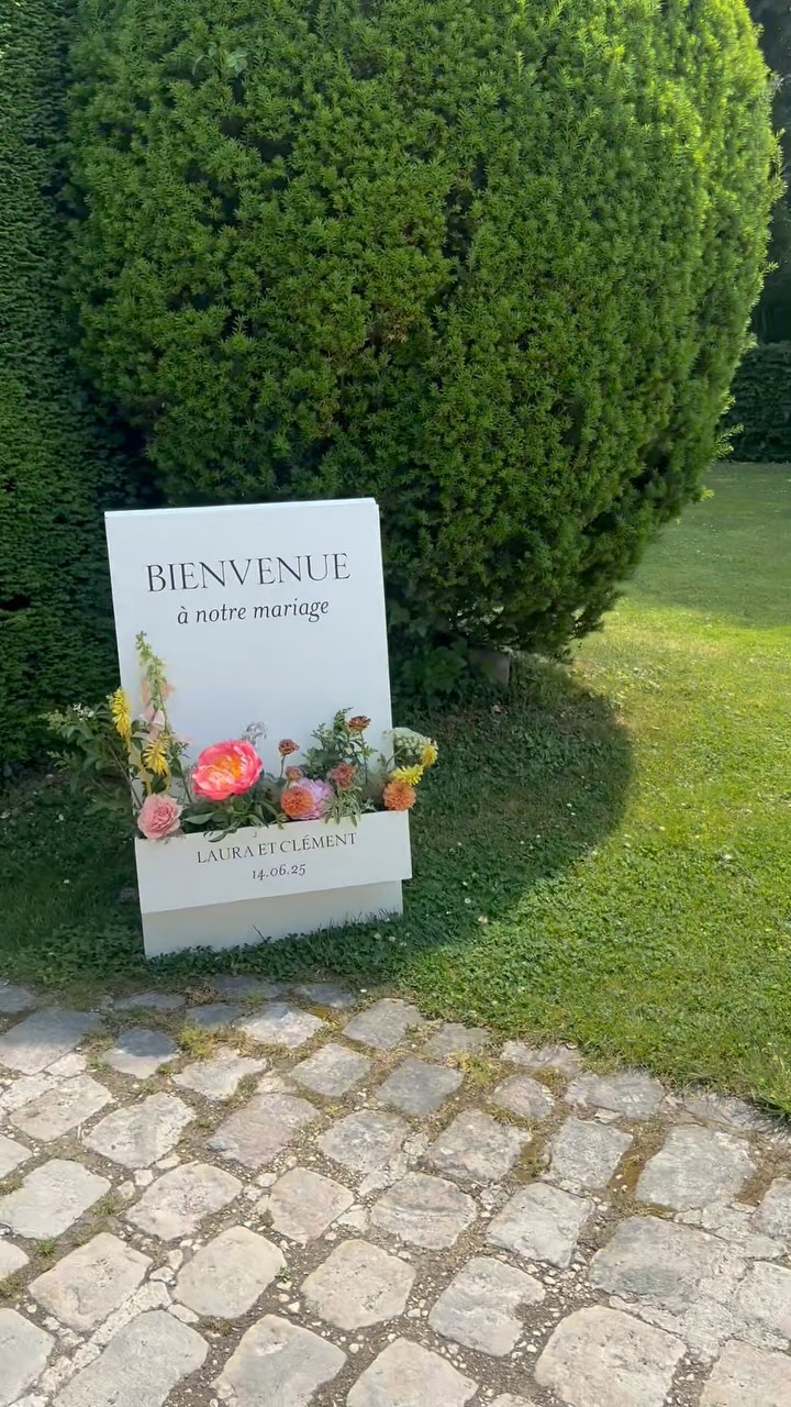 Laura & Clément
Une rencontre douce et lumineuse, un matin de juillet 2023.
Une évidence.
Deux ans à rêver, à fabriquer ce qui deviendrait une date gravée à jamais dans leurs cœurs.
Et dans le nôtre aussi.
Laura & Clément, deux belles âmes, douées de leurs mains et tellement généreuses.
Le domaine ne pouvait pas rêver meilleure énergie que celle dégagée lors de ces 3 belles journées.
On a retrouvé nos prestataires adorés, avec lesquels les mariés ont souhaité être accompagnés.
Et on eu de belles découvertes.
Clément @handwood_shop a imaginé et construit chaque jolies pièces en bois qui ont accueilli les fleurs, guidé les invités, et porté les mots doux de leur cérémonie laïque.
Et même les cadeaux invités pour les hommes : de sublimes tirebouchons !
Ines de l’@atelierspiernes a signé les céramiques délicates qui habillaient leurs bouteilles sur les tables.
Un week-end riche en échanges, en amour, en sourires et en frissons.
Merci à tous les 2 d’avoir fait vibrer notre lieu aussi fort 🫶🏻
⸻
📸 Photographe : @boulaydecanonphotographies
🎶 Musique : @amsagency.fr
🌿 Fleurs : @histoiressauvages & @ateliermarguerite.fleurs
🍽 Traiteur : @latoquechampenoise
🍺 Bière : @brasserietetedechou
🎁 Cadeaux invités, signalétique & mobilier : @handwood_shop
🎨 Décoration & céramiques : @atelierspiernes
.
.
.
.
#domainedevaugency #mariage2025 #artisanatfrancais #artisanatlocal #handwoodshop #lieuecoresponsable #mariagechampenois