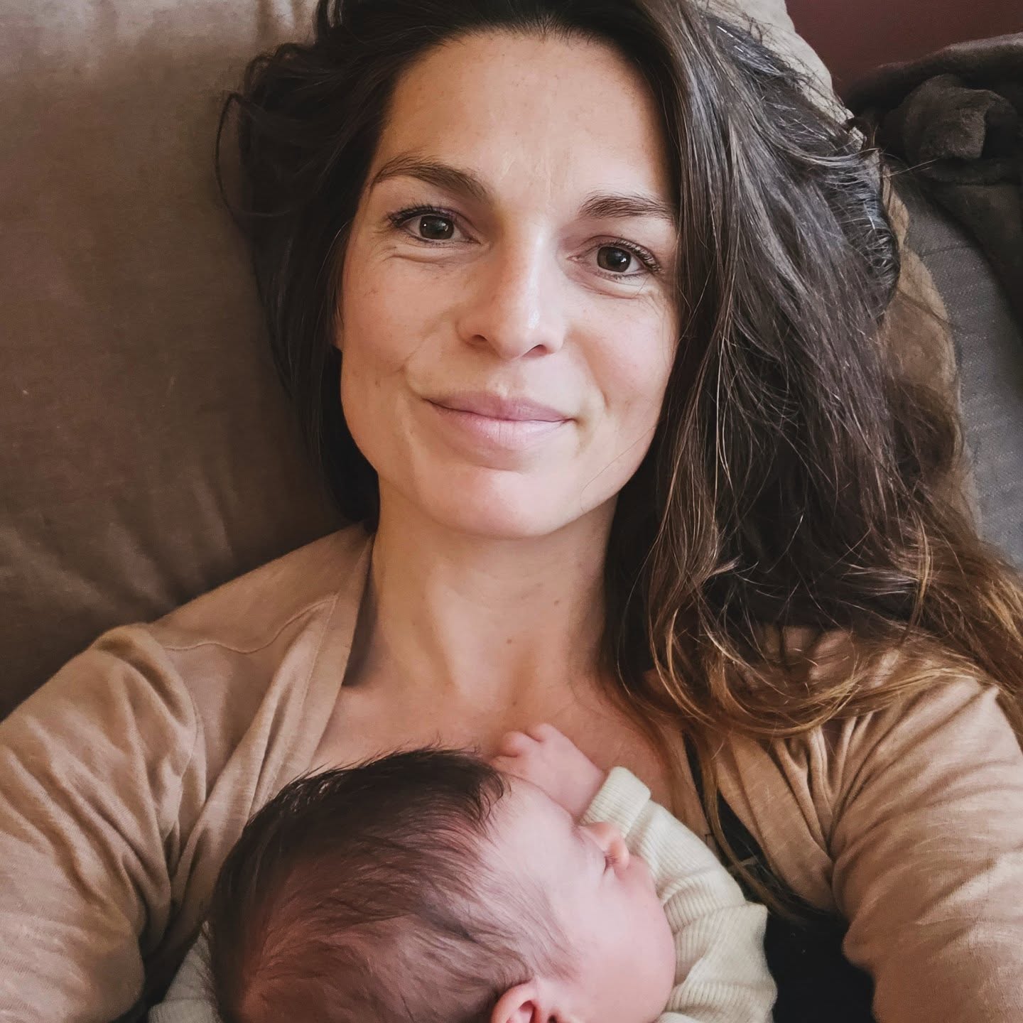 Bijna 4 weken in ons midden 🌹✨️ mooi meisje
Nog een paar dagen en dan ben je alweer 4 weken in ons midden, 4 weken…. waar is de tijd gebleven. We worden geleefd deze dagen, naar jouw ritme. Jij bepaalt en dat is oké. We zijn er voor jou meisje.
4 weken bijna voorbij en vanochtend hebben je vader en ik voor het eerst weer eens een half uur tegen elkaar aan kunnen liggen, momentjes die we niet als vanzelfsprekend ervaren op dit moment en die ons ook aan het lachen maakt. Al slapend, dat wel... 🤭 Samen een havermoutje kunnen eten omdat jij lekker slaapt en elkaar eens echt in de ogen kunnen kijken en een knuffel kunnen geven, een echte knuffel. Ook daar moeten we weer van lachen, het voelt soms zo lang geleden.
Die eerste weken in het ouderschap zijn pittig, dat zegt iedereen, dus daar waren we deels op voorbereid. Al begrijpen we het nu pas echt… ons respect voor ouders én ook bovenal moeders is vermenigvuldigd. Je begrijpt het pas, wanneer je er zelf middenin zit: het ouderschap.
De eerste weken nieuw te zijn in het ouderschap zijn rauw, intens en prachtig tegelijk. We leren elkaar nog steeds kennen, opnieuw en opnieuw, dag voor dag. Robin en ik leren elkaar ook weer opnieuw kennen, op een andere laag, waarin we ook ons nieuwe zelf aan het herontdekken zijn.
Wie ben ik nu? Als moeder en Yolentha? Ik geef het de tijd om mezelf hierin opnieuw uit te vinden en leer daarin geduldig te zijn. Jij leert me geduldig te zijn.
Ik beweeg samen met jou door zoveel lagen heen, steeds dieper in de overgave, steeds dieper in het vertrouwen, steeds dieper in het begrijpen. Ik hoef even niks te willen, behalve te 'zijn'.
Één van de dingen die je me al laat zien is dat je tijd nodig hebt om wakker te worden, net als mama (en eigenlijk ook papa). Een diesel die even op gang moet komen en ja, hoe heerlijk is het dat je nu zo lekker slaapt, op je zij, want ook dat vind je volgens mij heel fijn.
Je hebt een sterk karakter, een overtuigende stier, die duidelijk aangeeft wat ze wil. Naja, duidelijk... we leren je verschillende huiltjes en emotionele uitbarstingen steeds beter begrijpen...
De liefde is groots, ook al zijn we gesloopt 😅.
🌹❤️🌕