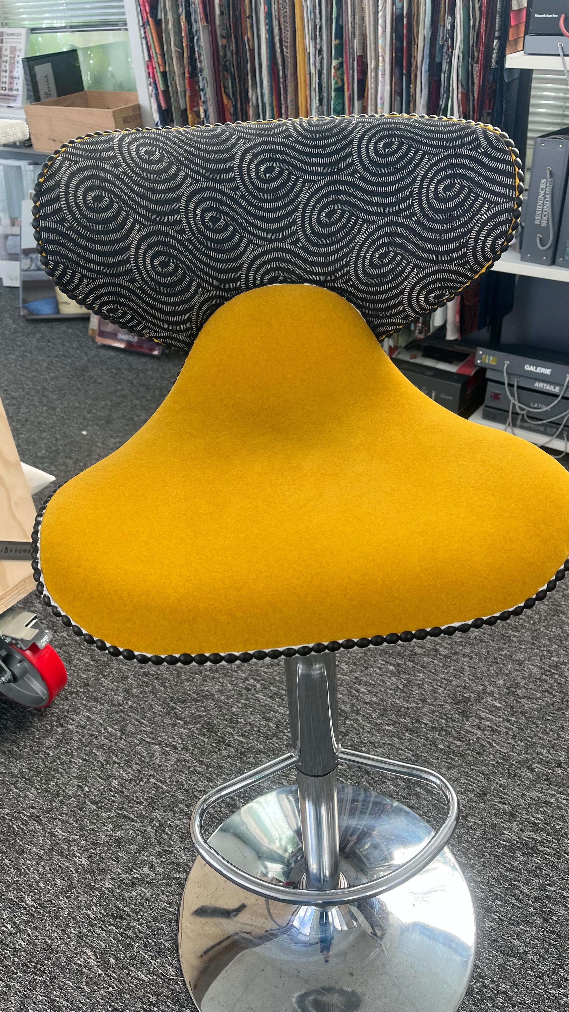 Oui j’ai encore frappé avec mes tabourets . Une réfection complète s’imposait. Tissu assise : manade de chez @casamance_official . Finition cloutée pour le fun 🤪. #tapissiere #hupholstery #artisanatfrançais🇫🇷 #artisanatdart
#tapissierdécorateurvalenciennes
#valenciennes #lille #mons #Denain #cambrai #saintamandleseaux
#trithstleger
#letempsdunemetamorphose
#letempsdunemetamorphose
#déco #tendance #tapissierdameublement #tabouret #tabouretdebar #relookingfauteuil