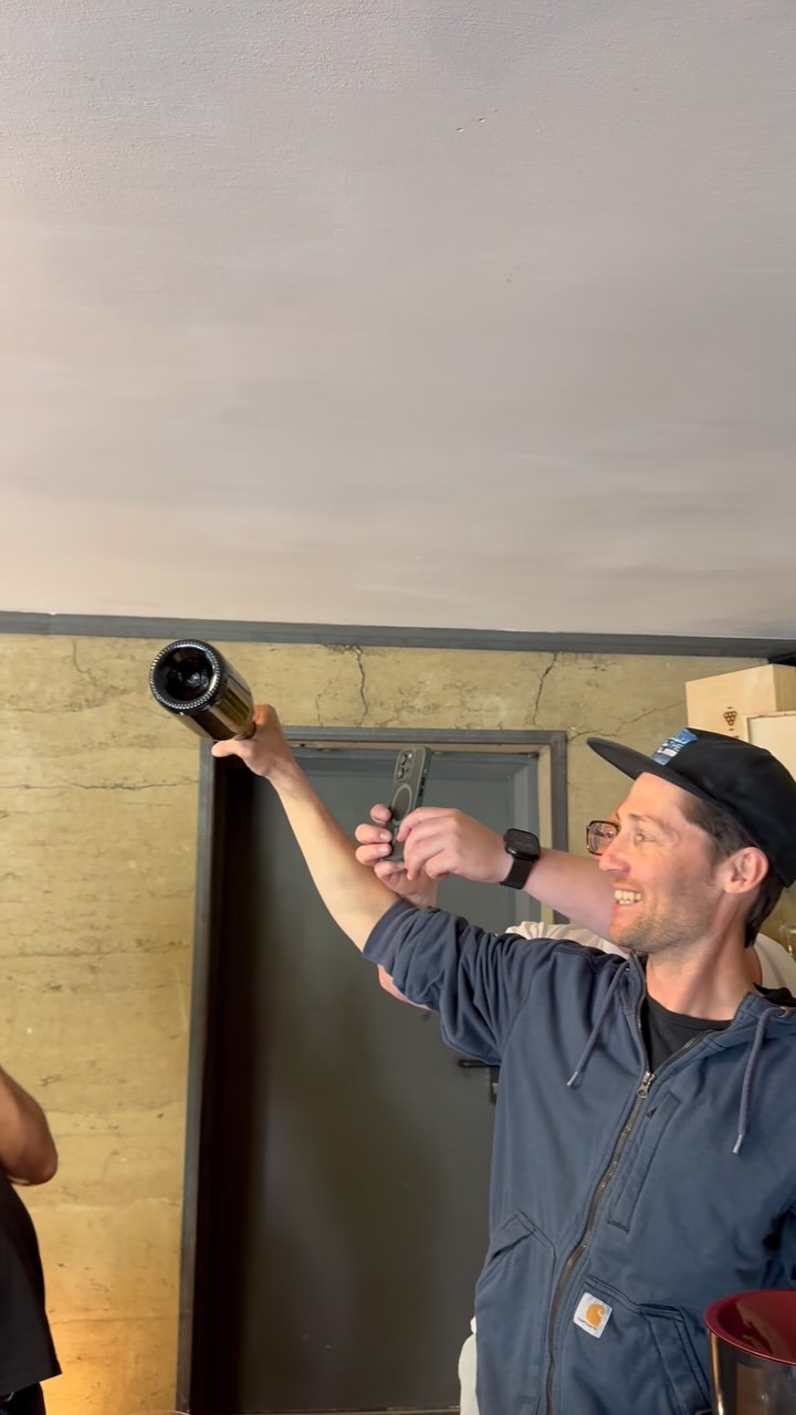 Ein Traumtag am See 🌊🍷
Wir haben vier fantastische Winzer am Bayerischen Bodensee ausgecheckt – und was sollen wir sagen: geile Weine, so nah!
@teresadeufel_winzerin
@lanz.wein
@seehaldenhof
@weingut_kurek @pi_weinbar_kurek
Danke an Nico für die Orga 💙 @x.wineglass
Feine Tropfen, entspannte Stimmung, perfektes Wetter. Mehr braucht’s nicht. 💥🍇
Demnächst dann auch für euch im Blauen Hasen 💙🐇
#bodenseewein #winelovers #weinreise #bayerischerbodensee #weinentdecken #winetasting #lokalergenuss #traumtag