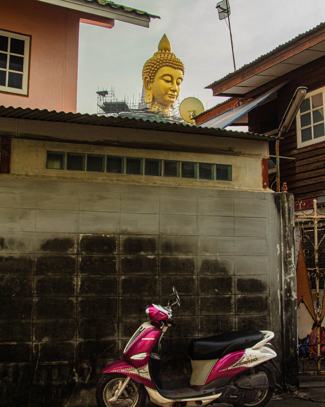 What an incredible scene captured on one of our Bangkok photowalk experiences! ✨ It's these authentic, hidden gems that truly tell the story of the city – where the everyday meets the extraordinary. From weathered walls and local life to a towering golden Buddha peeking over rooftops, there's always something unexpected to discover around every corner.
Join us to uncover your own unique perspectives of Bangkok!
#Bangkok #Thailand #HiddenGems #PhotographyTour #PhotoWalk #AuthenticBangkok #UrbanExploration #StreetPhotography #DiscoverThailand #TravelPhotography #BangkokAdventures #LocalLife #TempleViews #CityContrast #PhotographerLife #Graffiti (even without visible graffiti, still relevant for urban exploration theme)