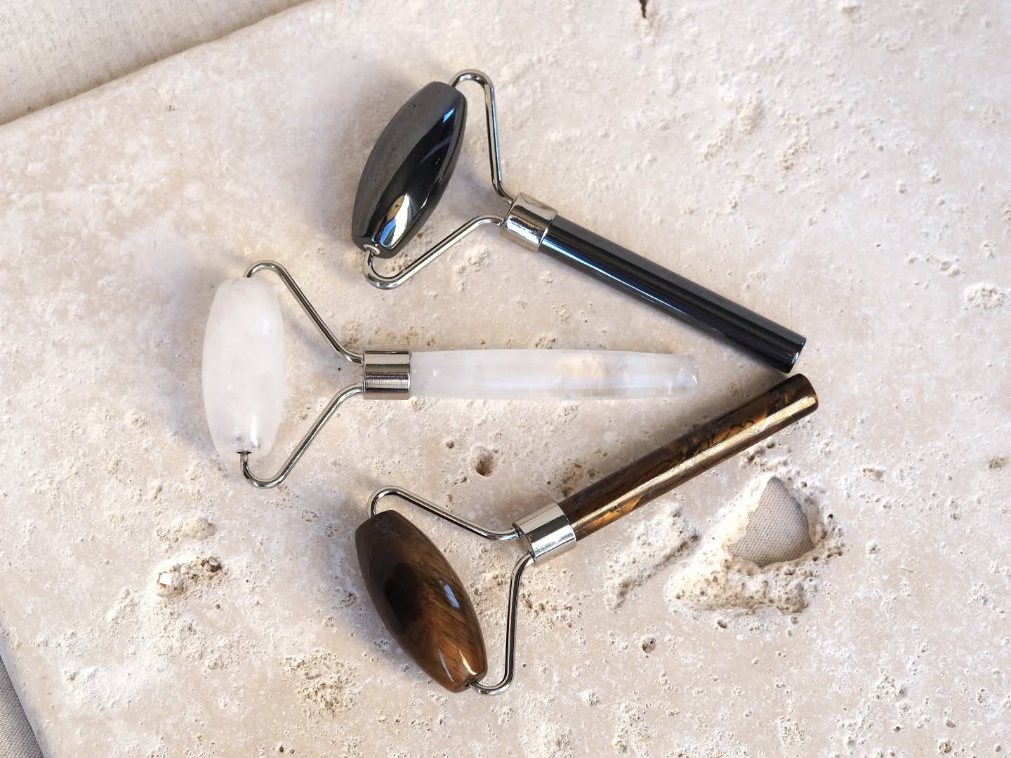 🌿✨ Rollers Visage en Pierres Naturelles : Beauté & Énergie ✨🌿
Prendre soin de sa peau, c’est bien plus qu’un geste beauté : c’est un moment de reconnexion à soi 💆♀️.
Aujourd’hui, on parle de rollers visage en pierres naturelles… et pas n’importe lesquelles !
🔮 Hématite
Pierre d’ancrage et de force.
Elle stimule la microcirculation, aide à réduire les poches sous les yeux et donne un coup de boost aux peaux fatiguées. Un allié pour retrouver un teint frais et reposé ✨
💎 Cristal de roche
Clarté & purification.
Le cristal de roche amplifie les bienfaits des soins, favorise l’éclat naturel de la peau et équilibre les énergies. C’est LA pierre pour harmoniser tout en douceur 🌙
🐯 Œil de tigre
Protection & confiance.
Idéal pour apaiser les tensions du visage, booster la fermeté et revitaliser l’éclat naturel. Elle apporte courage… même à notre peau 💪
🌀 En utilisant un roller régulièrement :
✔️ Peau plus lumineuse
✔️ Traits détendus
✔️ Absorption des soins améliorée
✔️ Un vrai moment cocooning 💚
✨ Astuce : pour cet été place ton roller au frigo pour un effet frais et décongestionnant immédiat ! 🧖🏻♀️
📸 @trez.creation
.
.
.
.
.
#trezcreation #soin #rollerfacial #pierresnaturelle #cristalderoche #hematite #oeildetigre #skincare #skinroller #rituelbeauté #energetique #beautéauquotidien #skinroutines #vitality #peau #visage #antiride #pierre #lithotherapie #energy #revitalise #care #cocooning #fermeté #equilibre #rituel #circulation #routinematinale #matin #soinnaturel