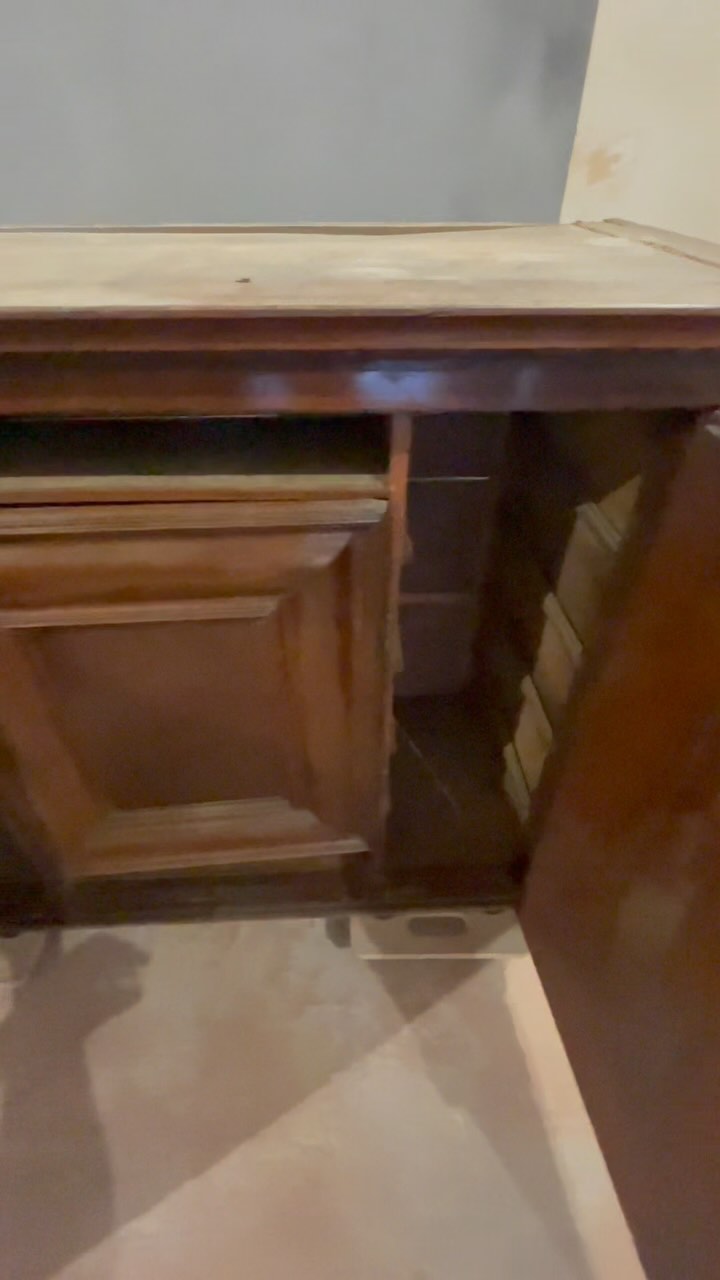 Aerogommage d’un meuble des années 1600 qui a su traverser les époques et à qui on fait une nouvelle jeunesse #aerogommage #vintage #entrepreneur #bois #meuble