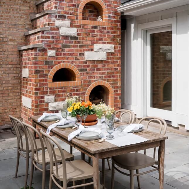 Itโs the simple things. Like dining alfresco, potted flowers, and a brick oven pizza!๐ฟ
Tabletop rentals & styling: @juneandgracetables
Photographer: @sarahmerryweatherphotography
Interior Designer: @heffingerinteriors