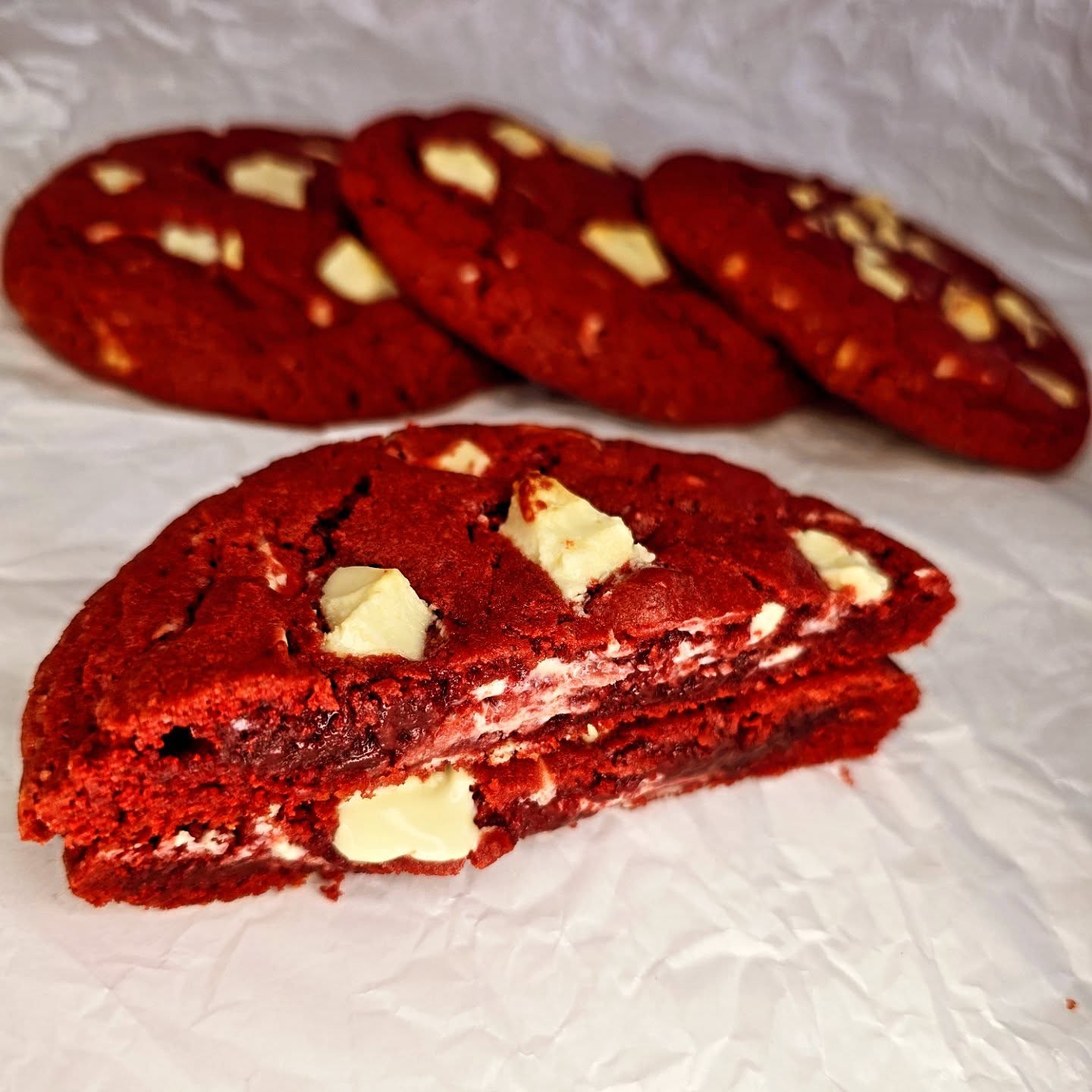 Red velvet New York cookies ♥️
.
.
.
.
.
#newyorkcookies #redvelvet #bakewithme