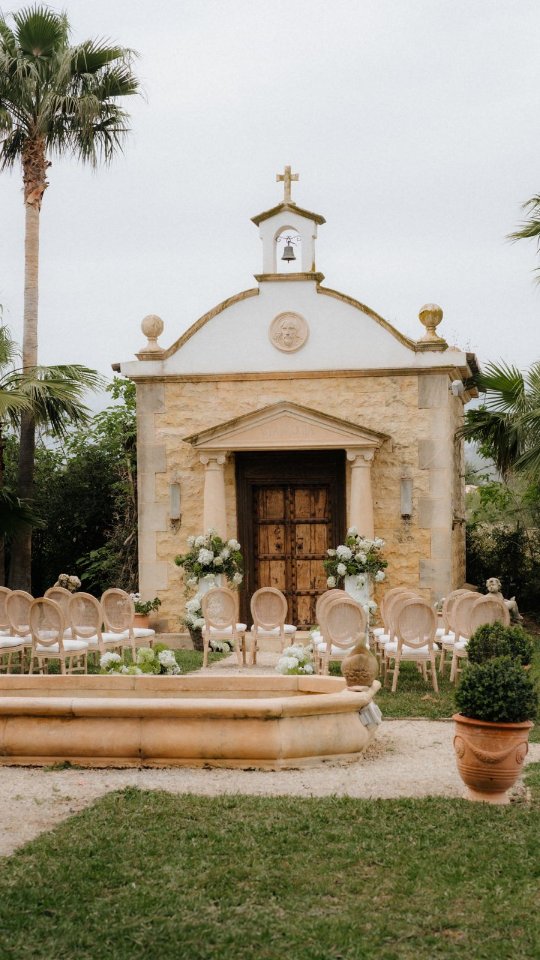 Some before and after impressions of this beautiful wedding setup @finca.santa.lucia.mallorca in Mallorca ✨️
Can't wait to show you more 🫶🏻
Planning:
@grafikm_ @christin.waldhelm.weddings
@laceriseweddings
Titelbild: @grafikm_
Location: @finca.santa.lucia.mallorca
Decoration/Flowers: @weddingdreams_mallorca_deko
#destinationweddingplanners #mallorcawedding #mallorcaweddingplanner #spainweddingplanner #weddingplanner #beforeandafter #beforeafter #weddingsetup #weddingdesign #whitegreenwedding
