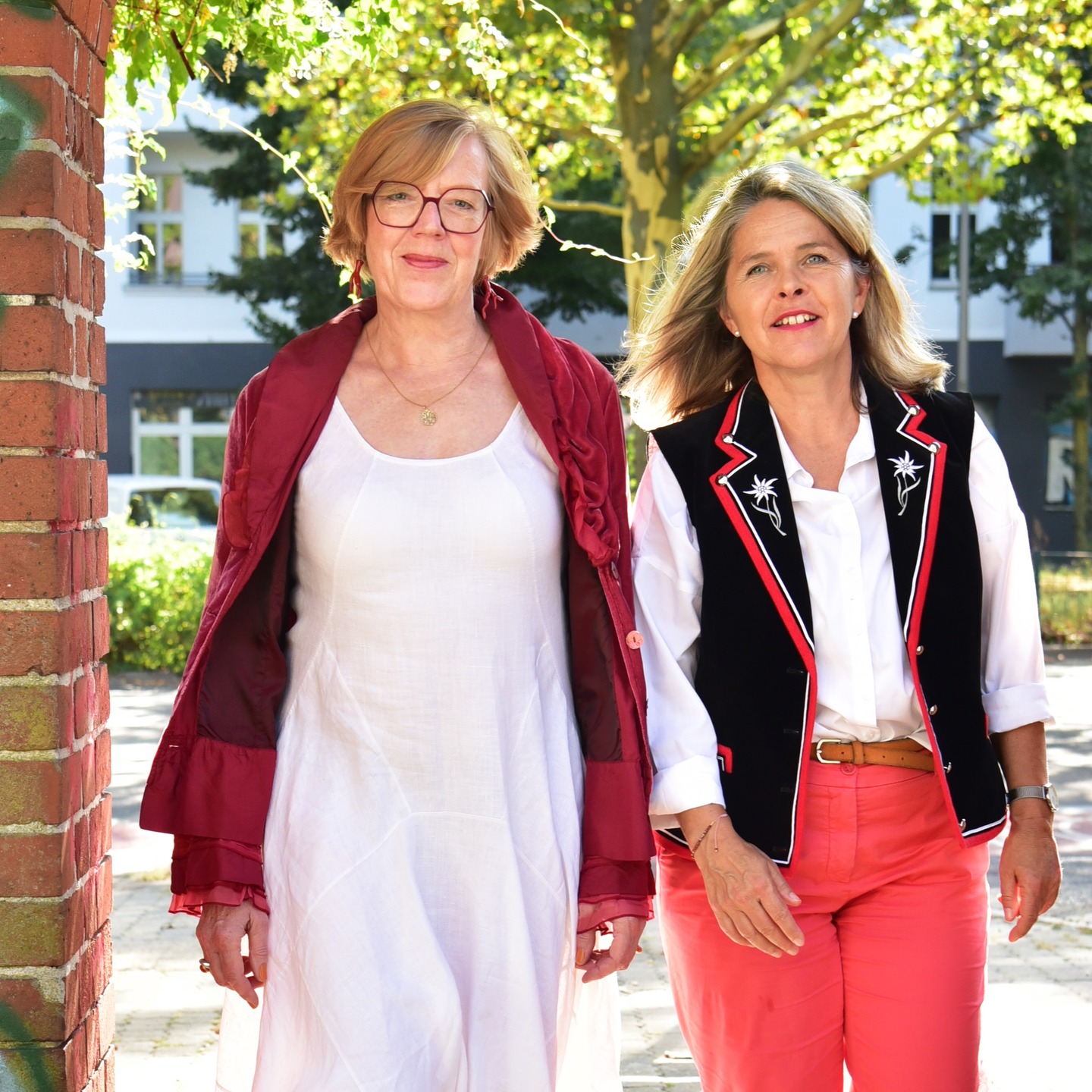 Vor 15 Jahren begann meine Erzählreise.
Damals hörte ich @roswitharedet in Wichtrach erzählen – und war sofort begeistert. Ich wusste: So möchte ich auch erzählen können!
Kurz darauf besuchte ich einen Kurs bei ihr – ein erster, wichtiger Schritt auf meinem Weg. Roswitha erzählte mir von der @goldmund_erzaehlen Erzählakademie – und ich wusste sofort: Da will ich hin!
Dort entdeckte ich meine grosse Liebe zum Geschichtenerzählen.
Jetzt feiert die Goldmund Erzählakademie ihr 25-jähriges Bestehen – und Roswitha und ich feiern mit!
20.Juni um 20.00 Uhr bei mir im Garten (bei Regen im Schützehüsi in Herbligen).
Der gesamte Erlös des Abends geht an das Dorf Blatten.
Kommt vorbei, lauscht den Geschichten – und feiert mit uns!
👉 Es sind noch 10 Plätze frei – also unbedingt bald anmelden!