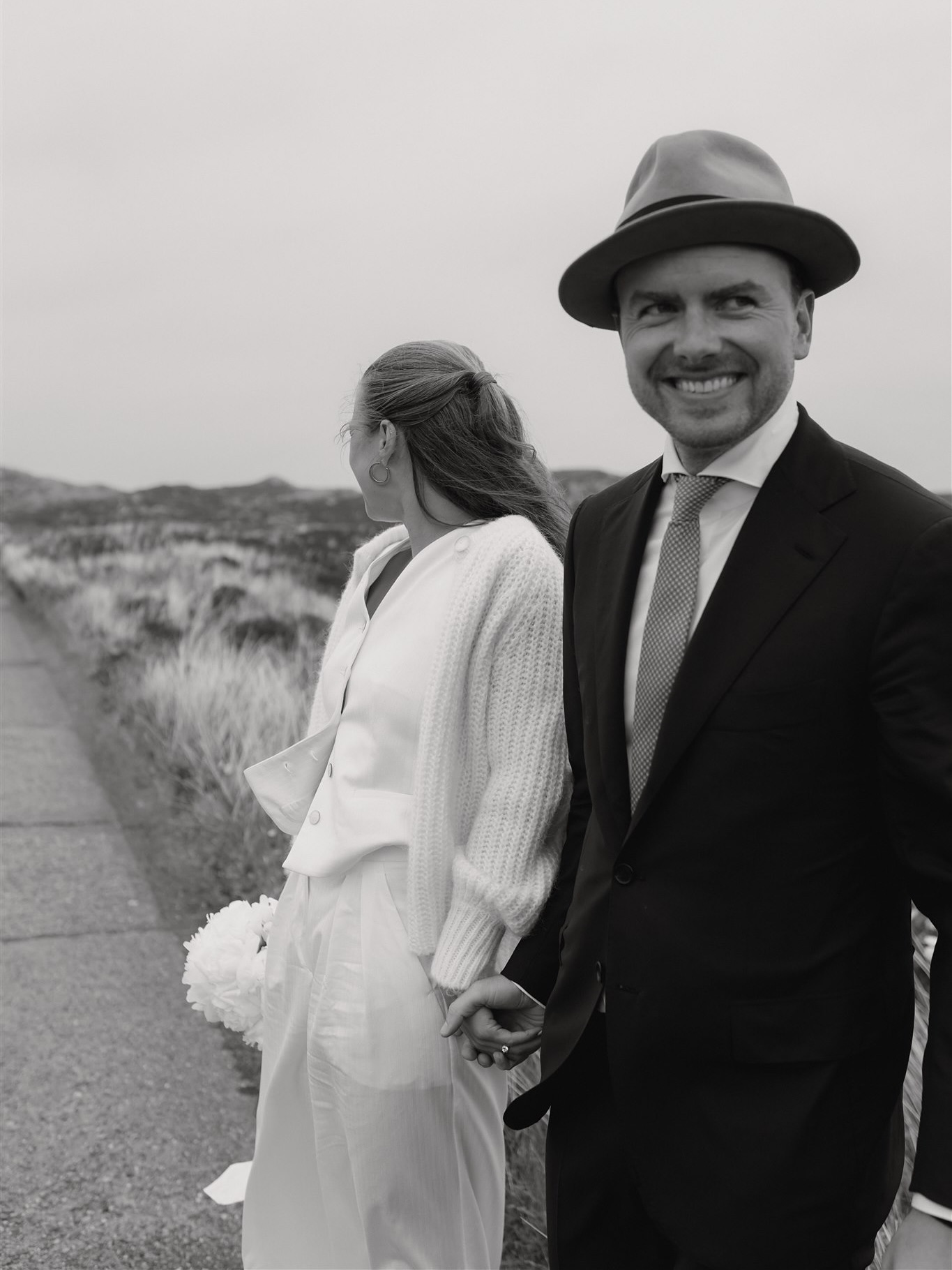 K&J tied the knot in true style — from a vintage rally from Hamburg to Sylt, to a windswept ceremony afloat on the North Sea, sealed with champagne, oysters & Fischbrötchen. Windy. Raw. Perfect. 🤍
H&M: @twin_scissors_hairmobil
Flowers: @smillaandme.events